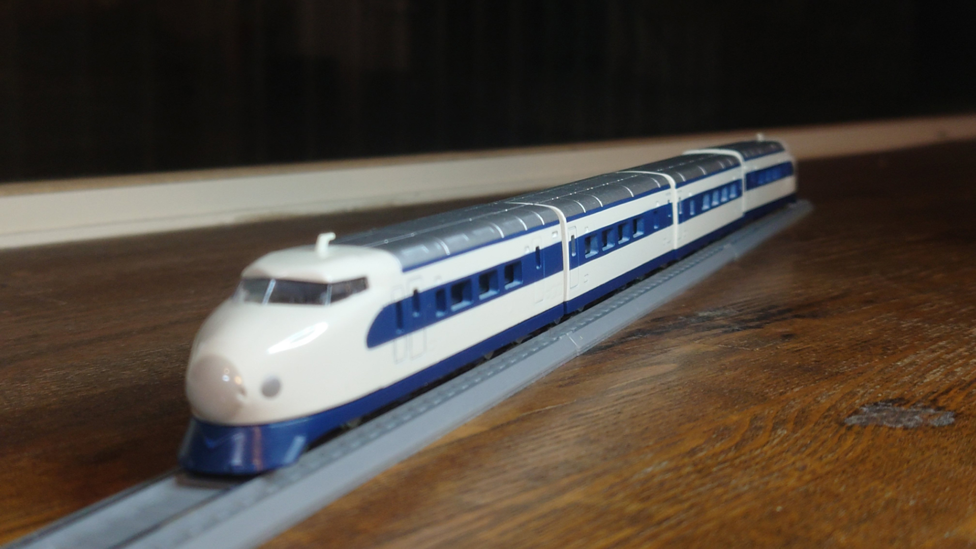 航空機を思わせるダンゴ鼻。当時の国鉄になかった白地に青の洗練された姿