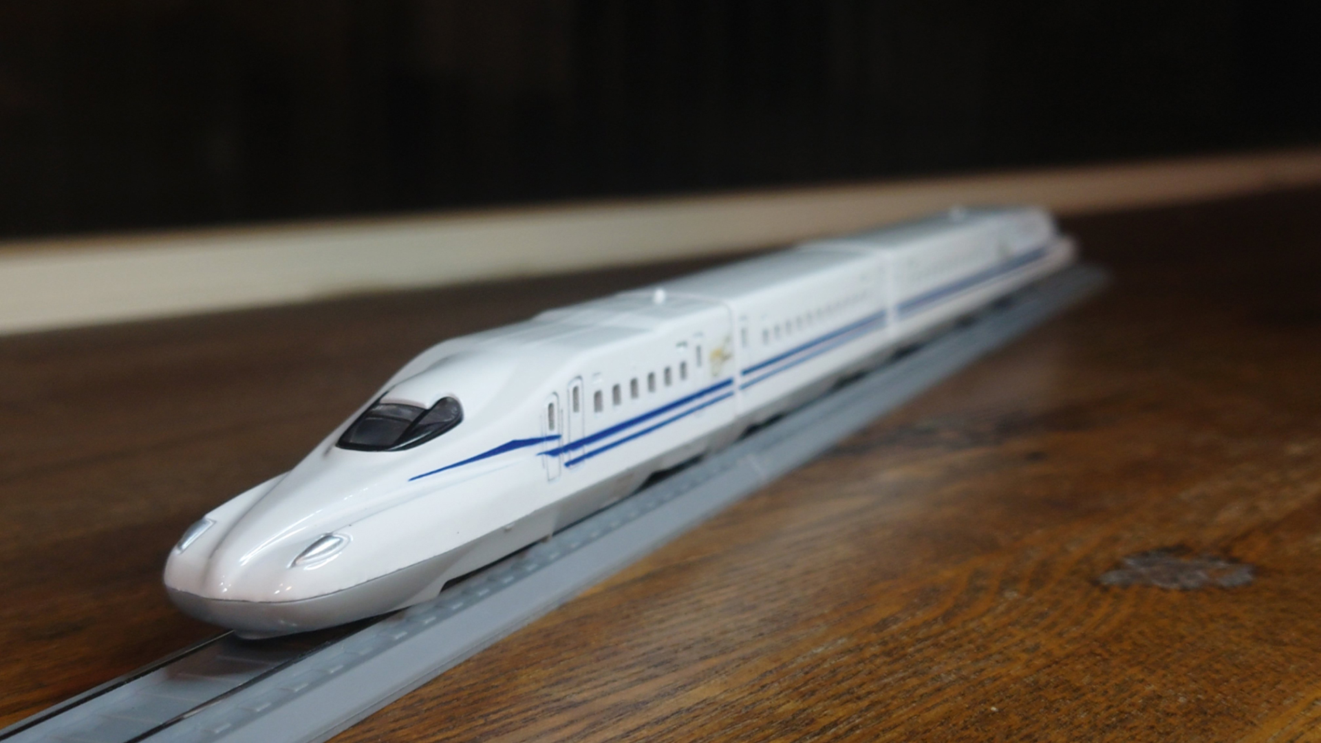 N700Sの先頭車はデュアル・スプリーム・ウィング型と呼ばれる。中央のエッジ部は高くなり、左右にもエッジを効かせた