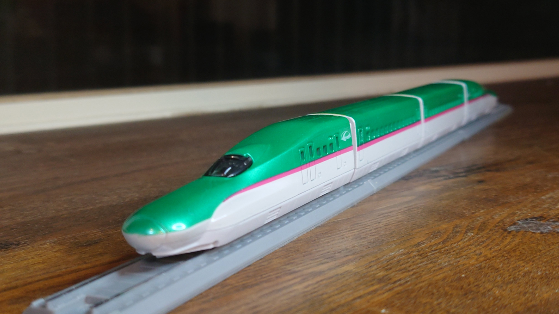 E5系の先頭車両は、運転席から先頭部までの鼻が長く、客席数が少ない