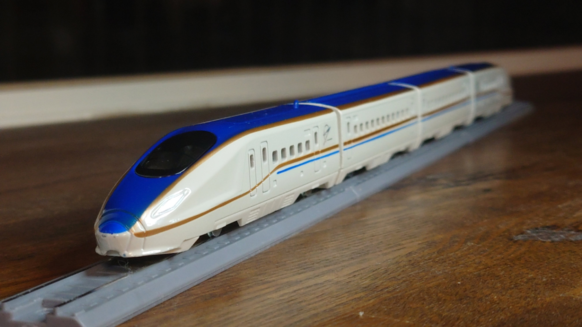 従来の東北新幹線系統に無かったキャノピー風のコクピットデザイン