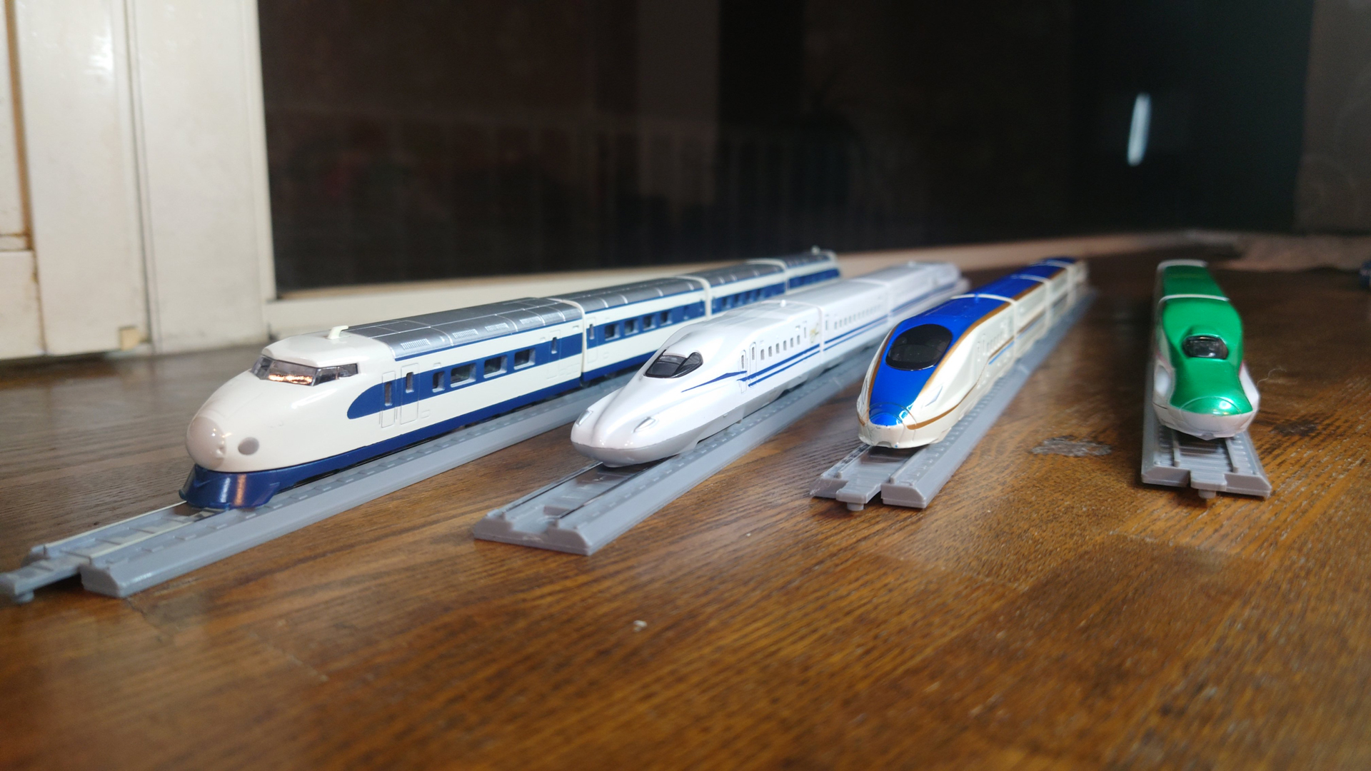 4つの「リビングトレイン」を並べてみた。リビングトレインだからできる豪華な風景だ