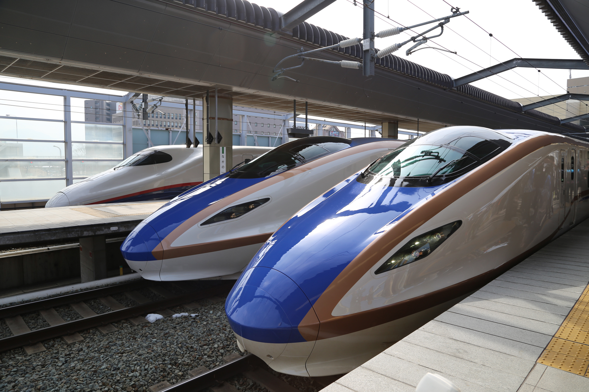 こちらも同じ試乗会での撮影。E7系とE2系(奥)