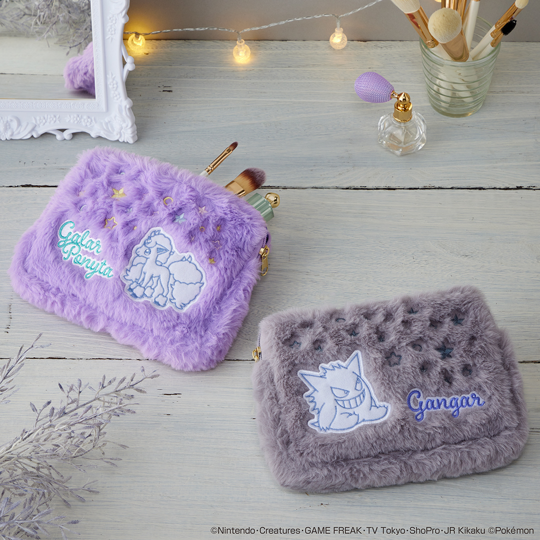 毛足の長い生地が使われているふかふか感触のポーチ。ポニータとゲンガー、どちらかを選べる。サイズは約18cm