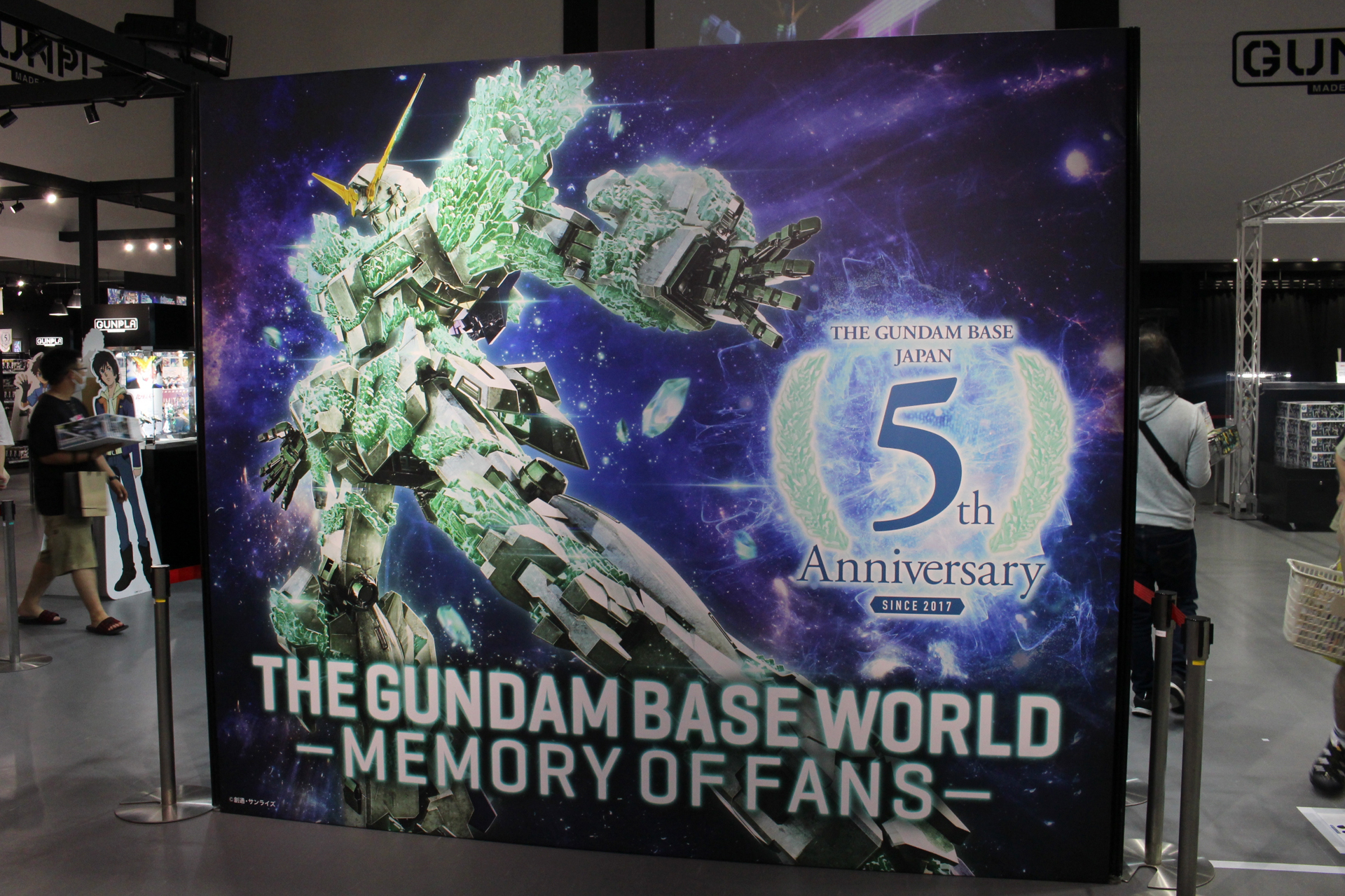 ガンダムベース5周年を記念するパネルにも、このユニコーンガンダムが描かれている