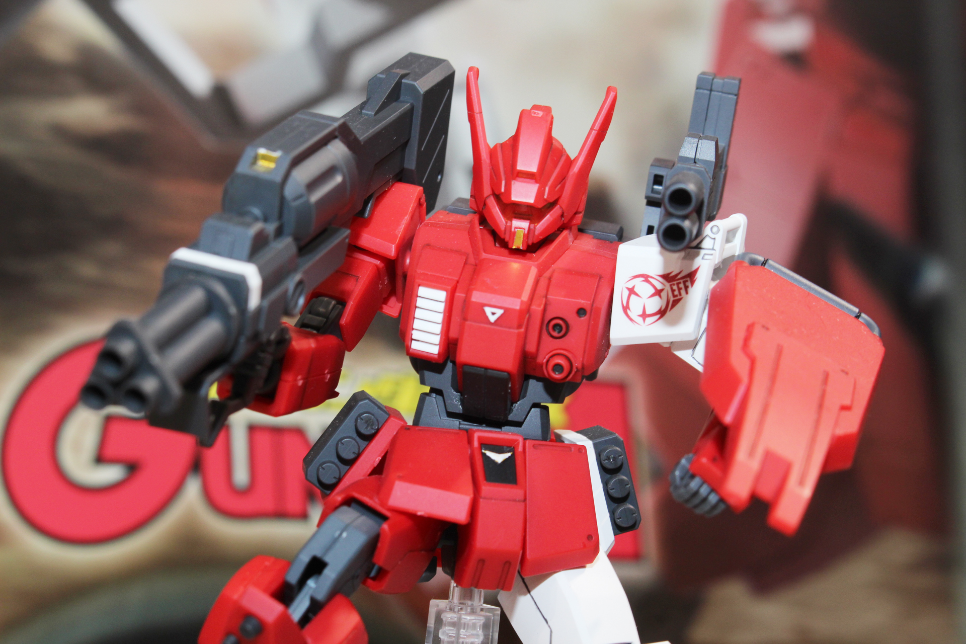 クリアパーツを採用したバイザーは開閉式。下には陸戦ガンダムに近い顔が隠れている