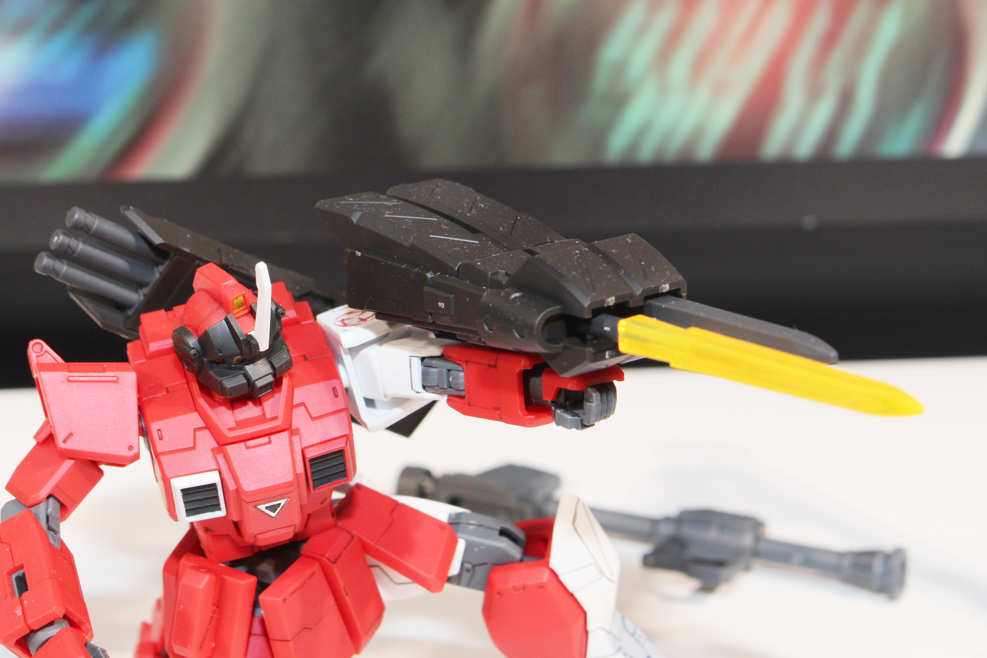 電磁加速ユニットから鉄槍を射出するヒート・スパイク。赤熱化状態を再現したクリアパーツが付属