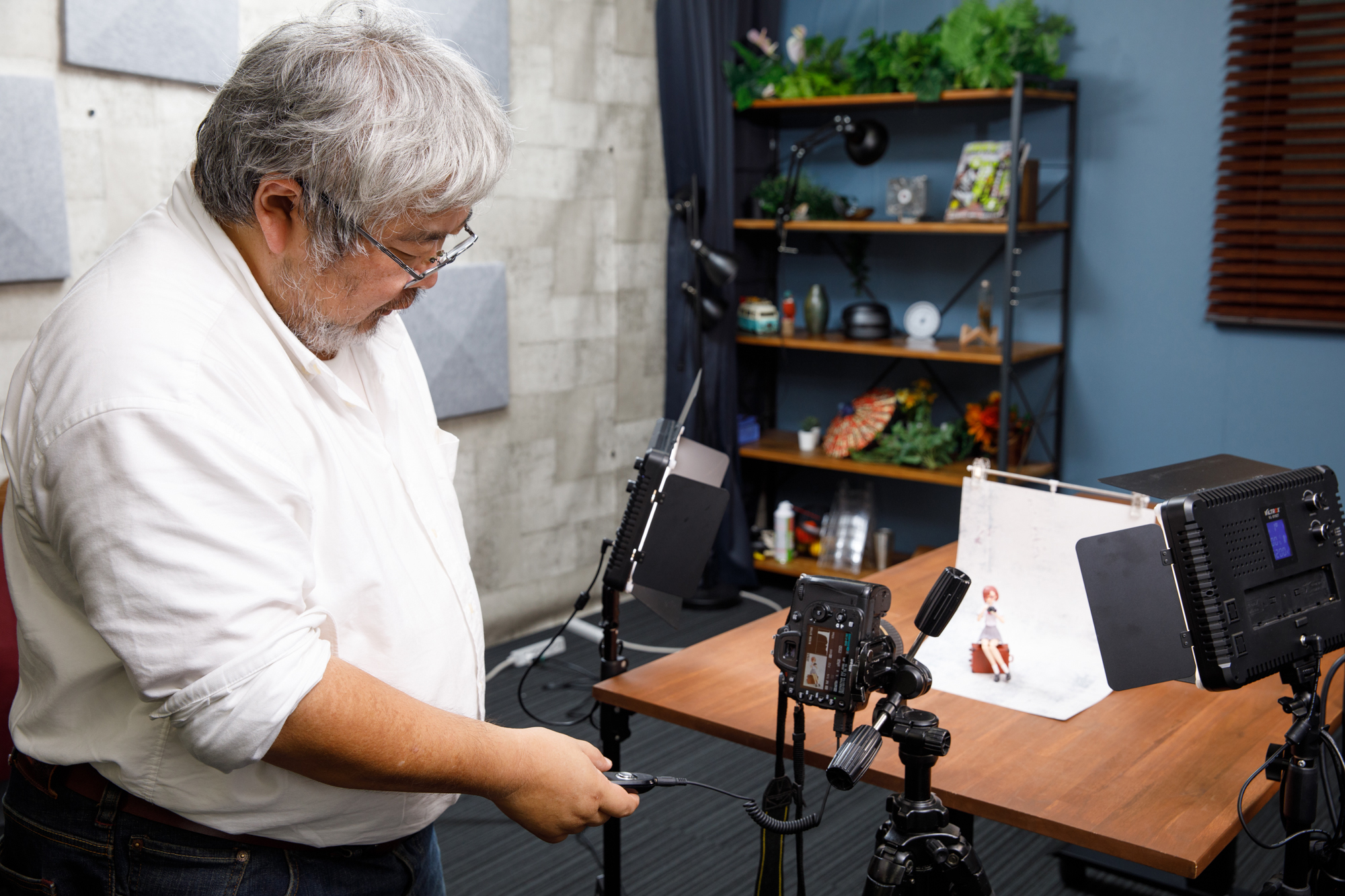 絞りを絞るとシャッタースピードが遅くなり、シャッターボタンを押す操作によってカメラがブレやすくなる。ブレが気になる場合は、写真のようなカメラに触れずにシャッターを切れるレリーズを使うか、ボタンを押してから数秒後にシャッターが切れるカメラのセルフタイマーを使う
