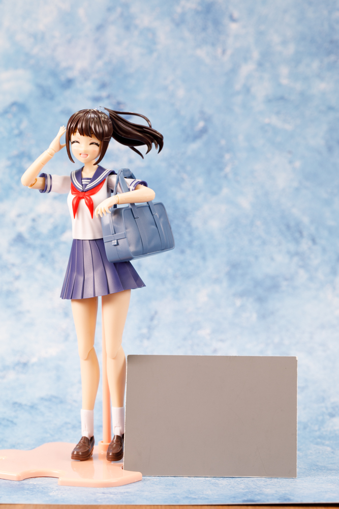 ライトの位置を変えたり、被写体の位置を変えたりすると、撮影条件が変わり色も変化しやすい。色（ホワイトバランス）の基準を合わせるために、その都度グレーカードを配置した写真を撮っておく