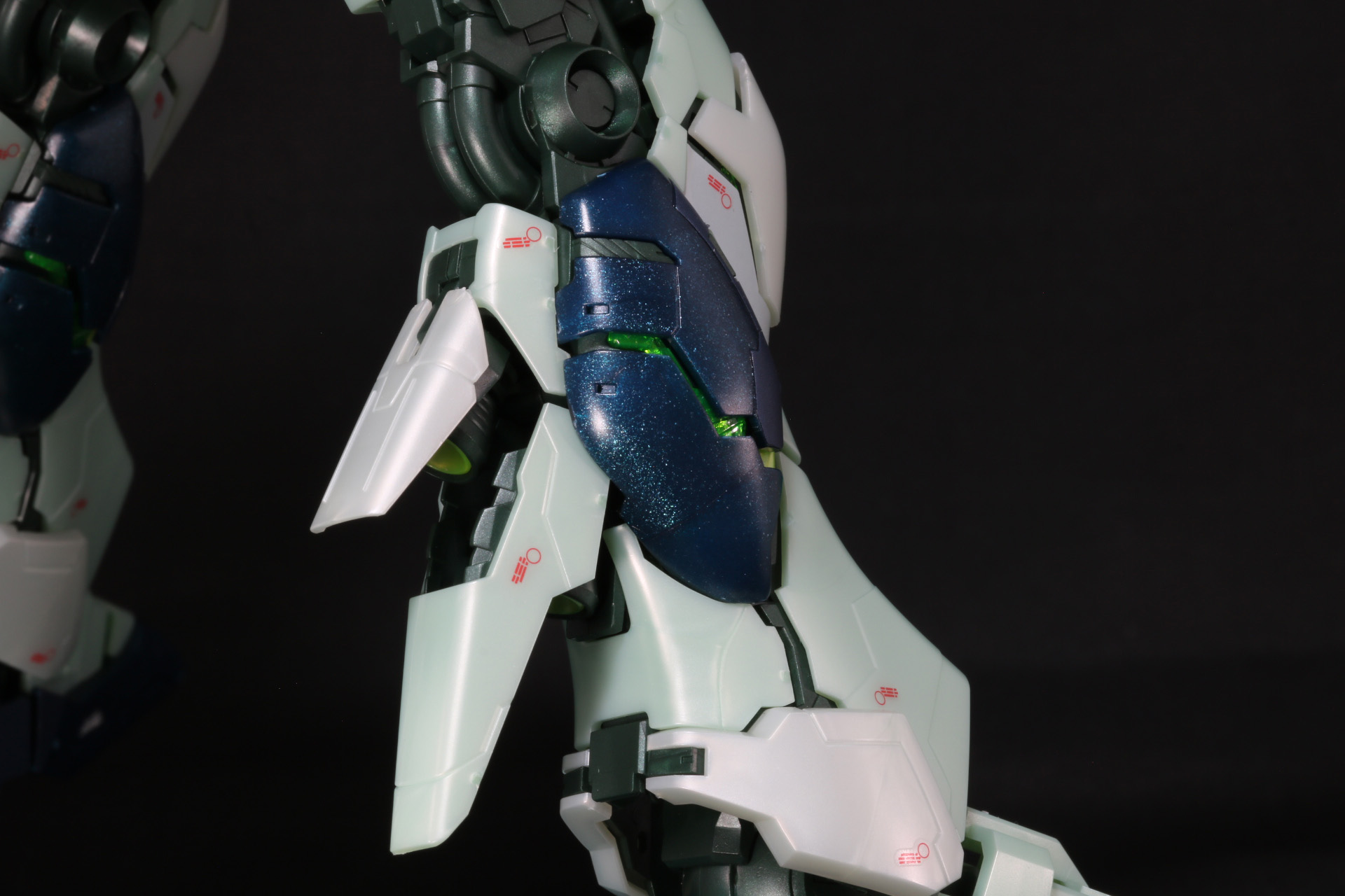 脹脛には2つのスラスターが展開