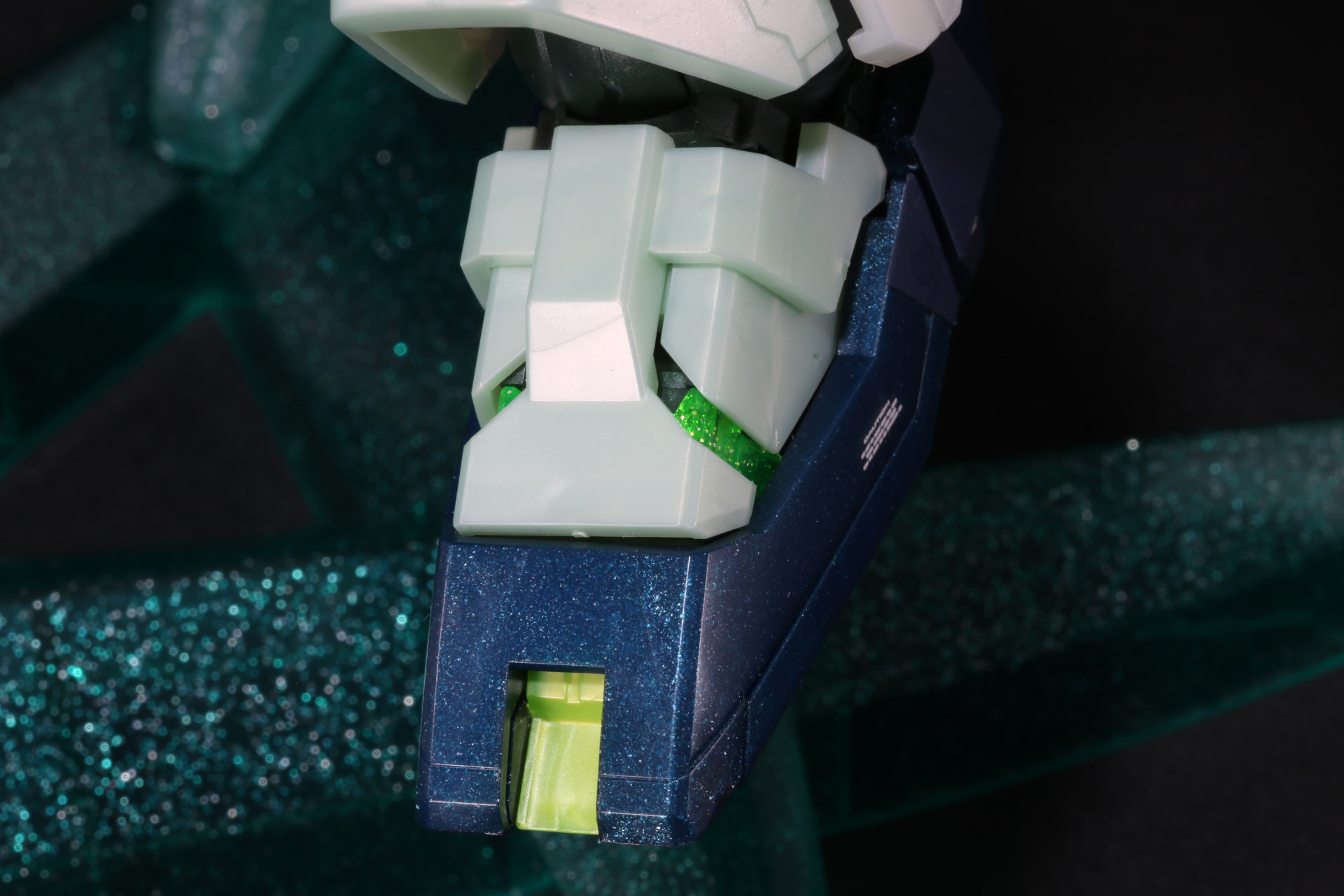 足の甲の装甲もスライド