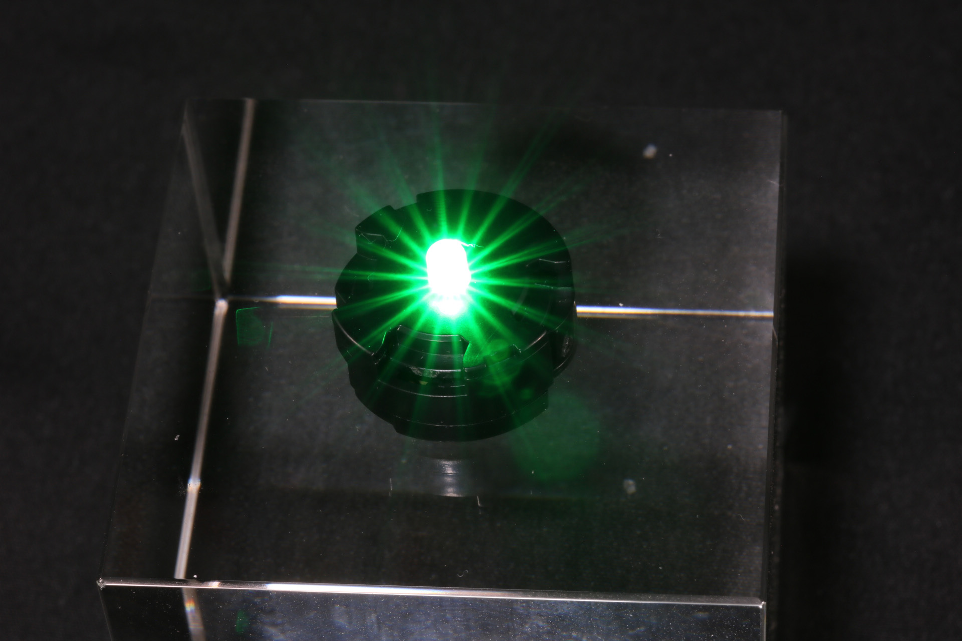 別売りの「ガンプラ用LEDユニット」（緑）