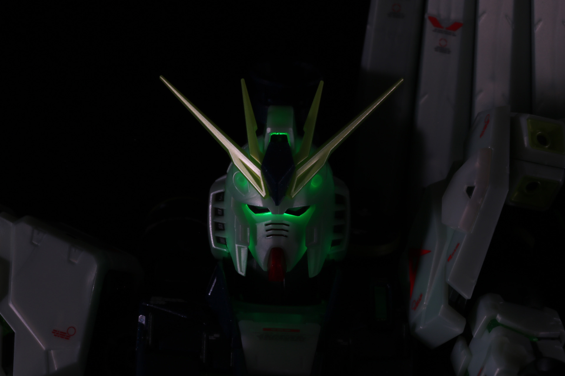 頭部もサイコフレームの光を纏った印象となる