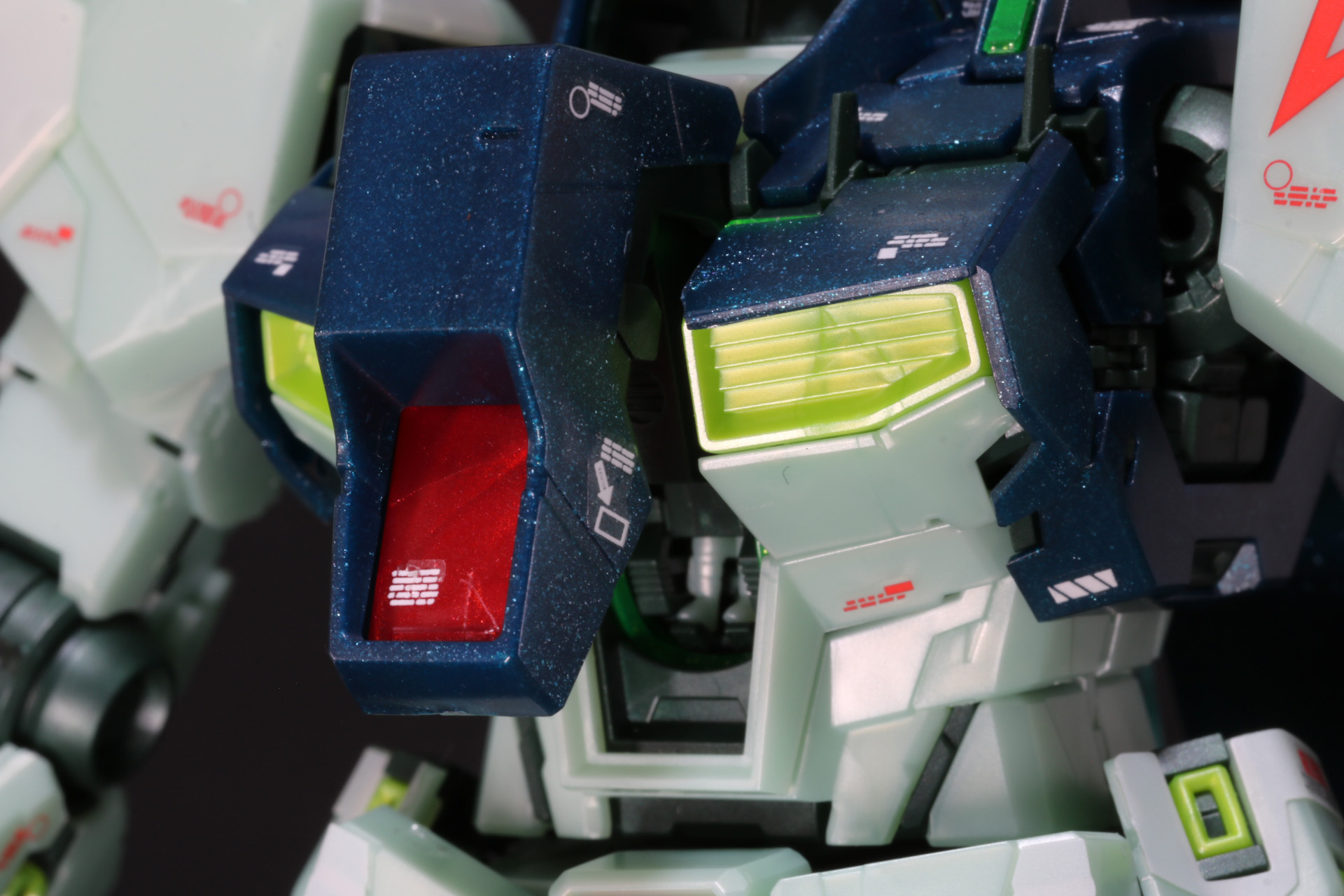 外装部分を持ち上げた状態のハッチ