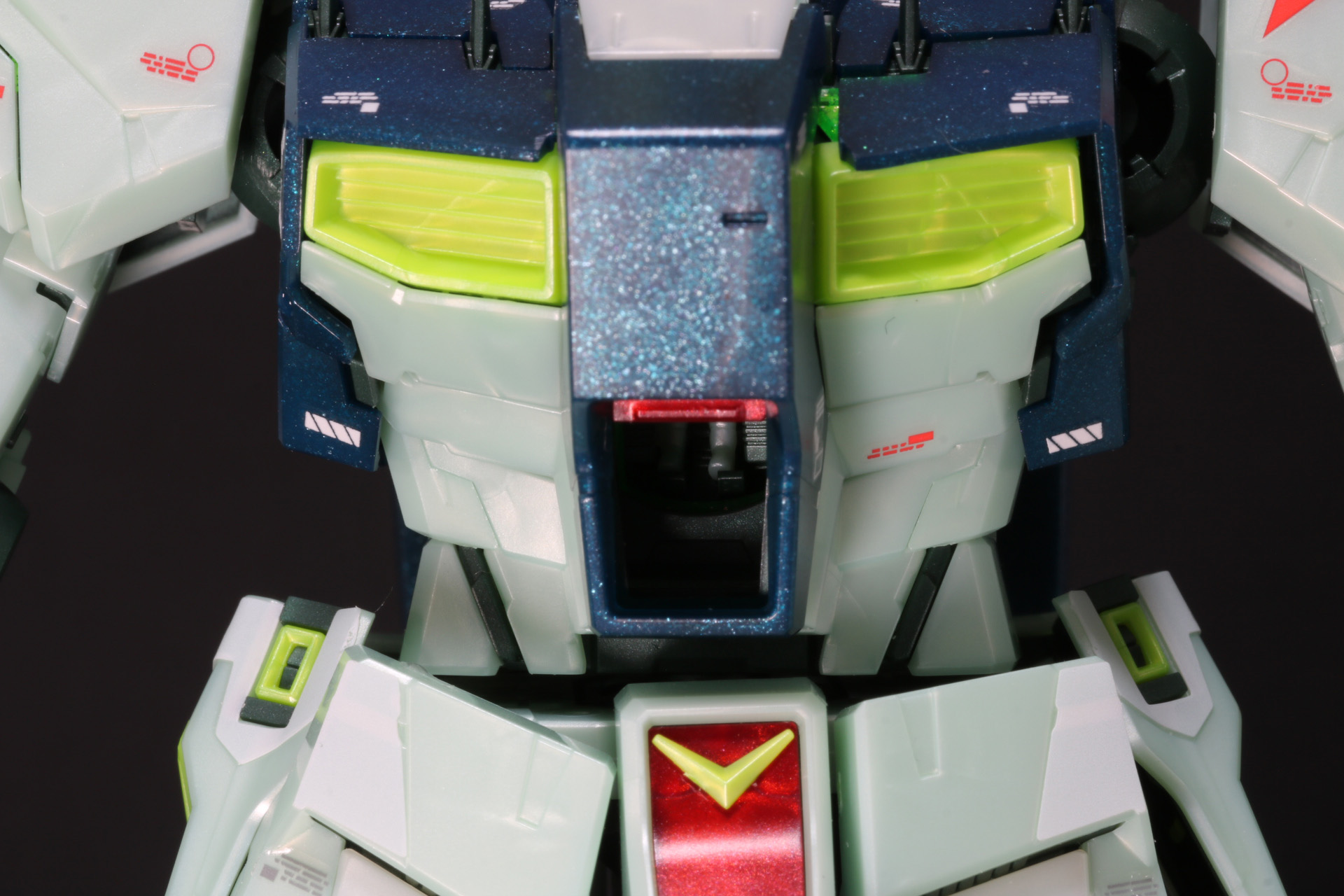 赤い部分がスライドして展開するハッチ