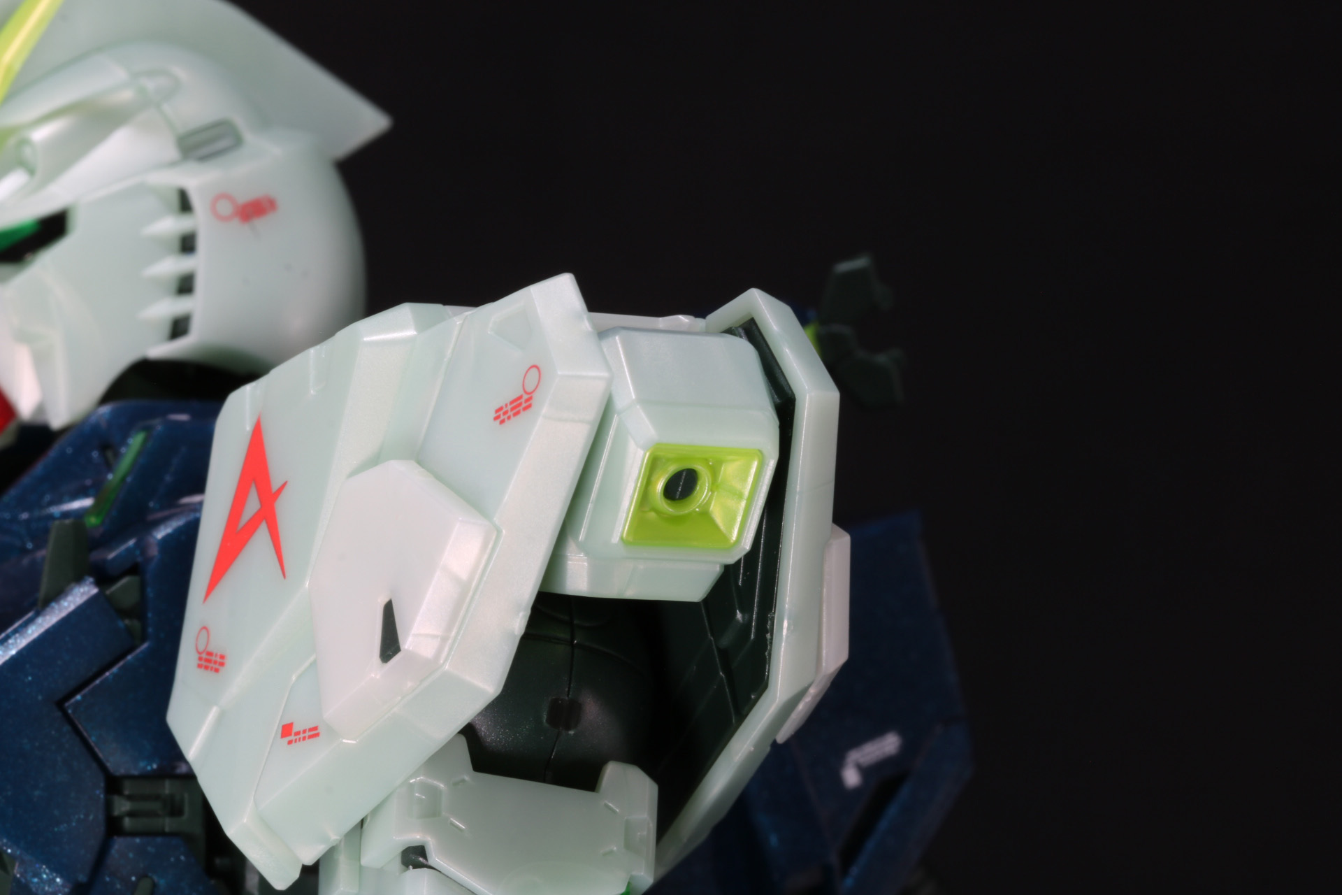 肩のスラスターは角度調整が可能