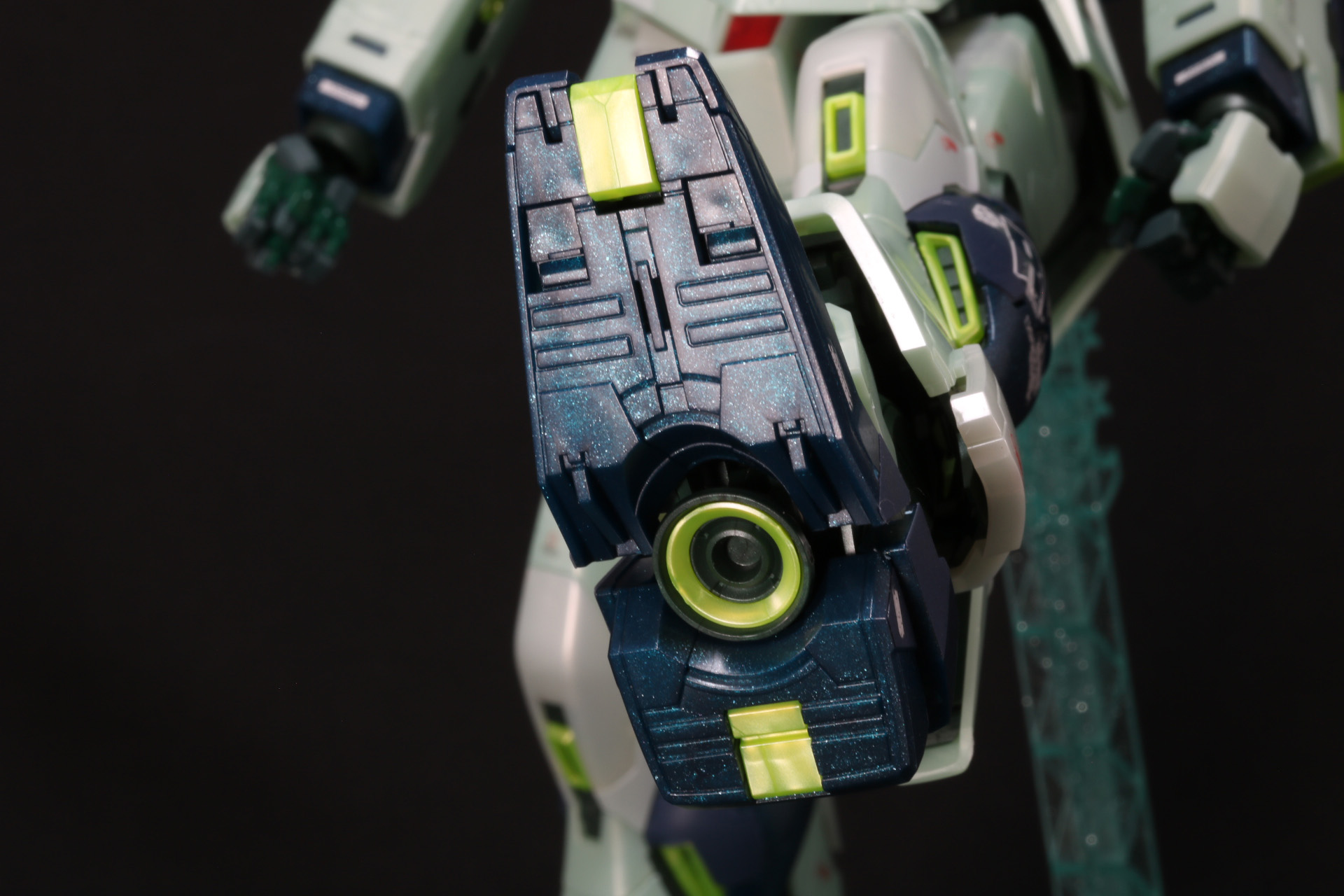 脚部裏もモールドが施されている