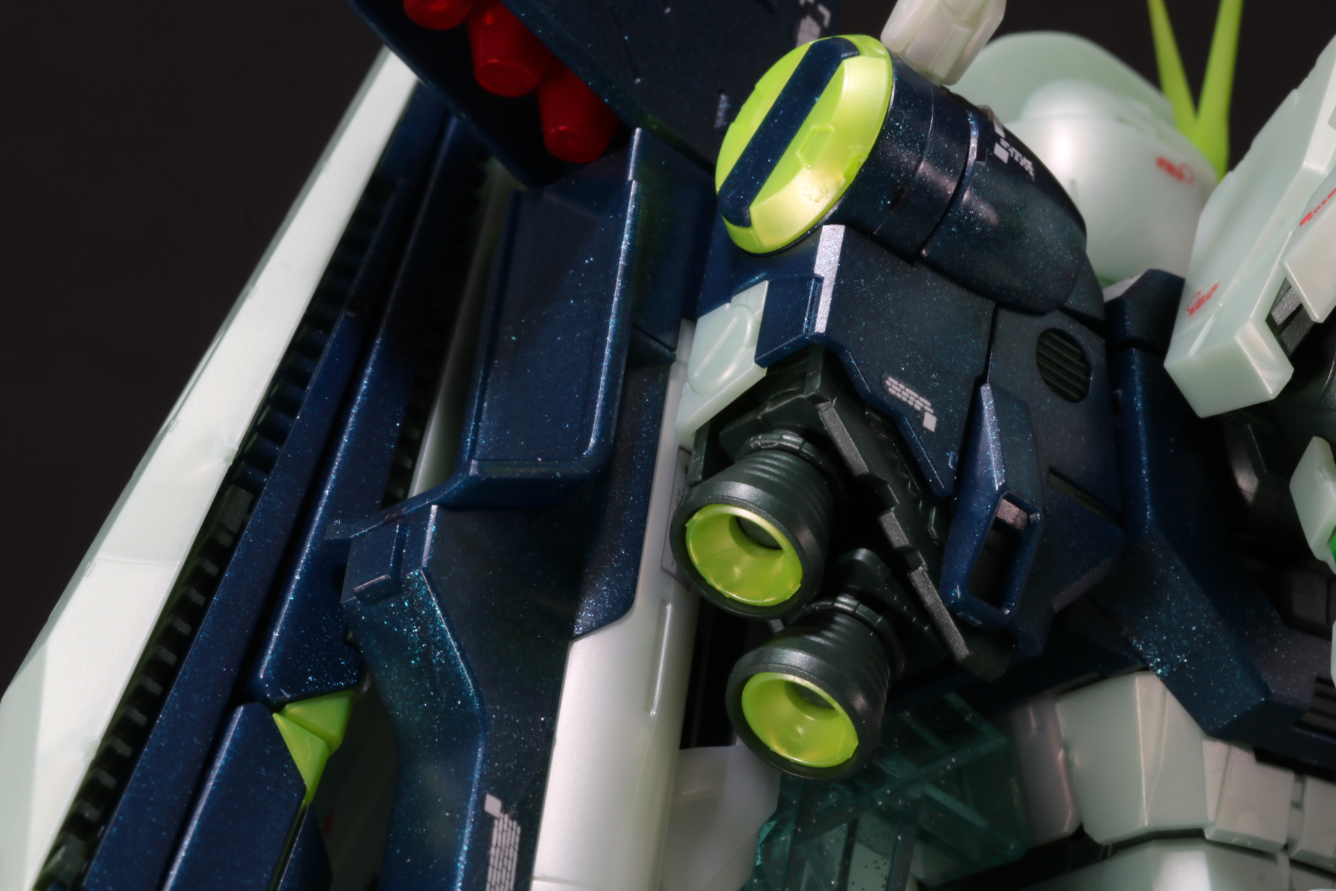 バックパックはノズルを覆う装甲を取り外し