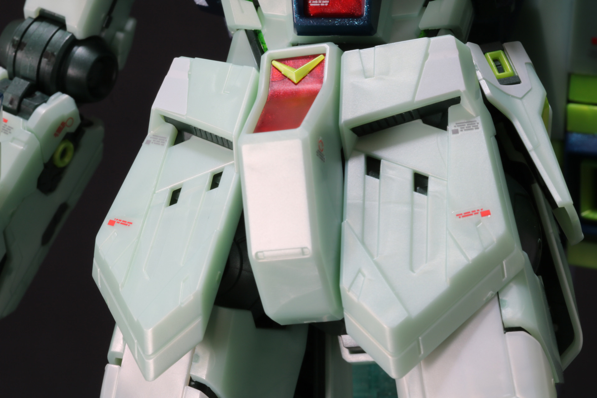 フロント・スカートはパーツの一部を取り外して展開状態にする