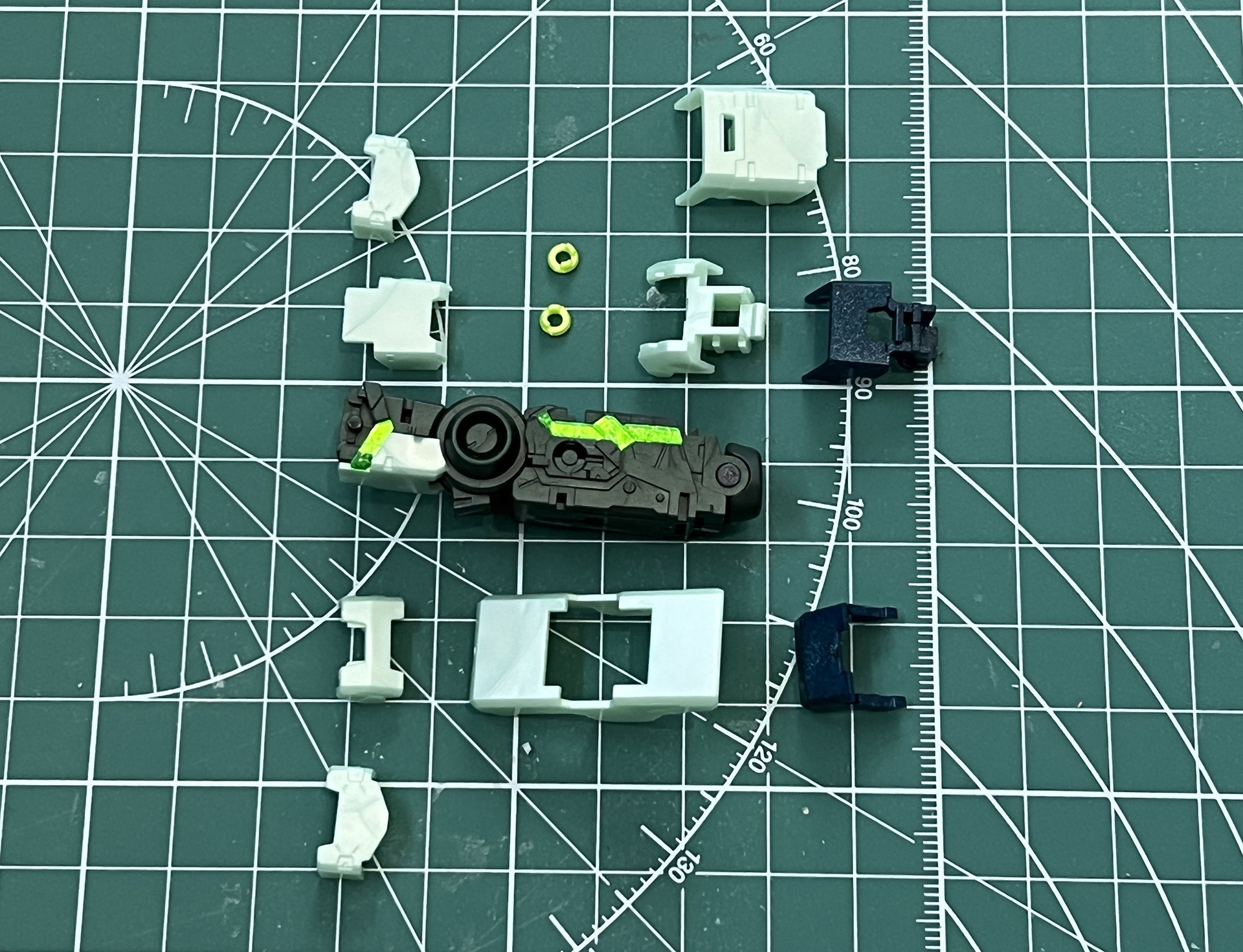 フレームに外装パーツをつけていく