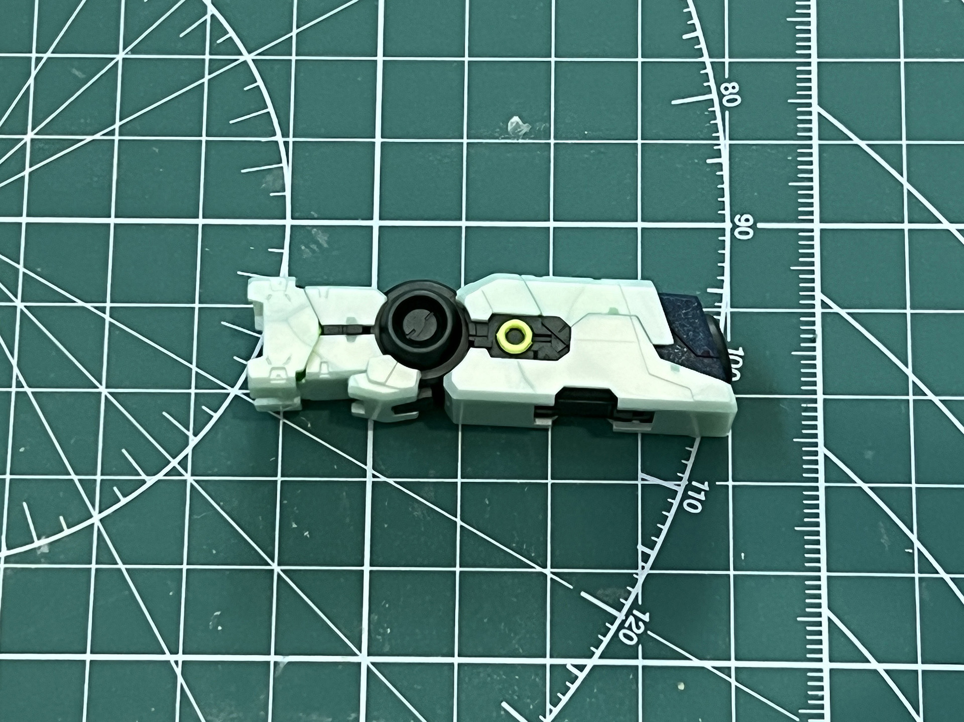 フレームに外装パーツをつけていく