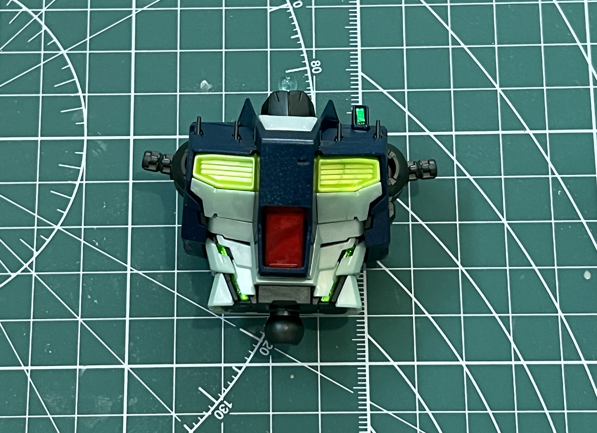 装甲を装着するとクリアパーツ部分が隠れる