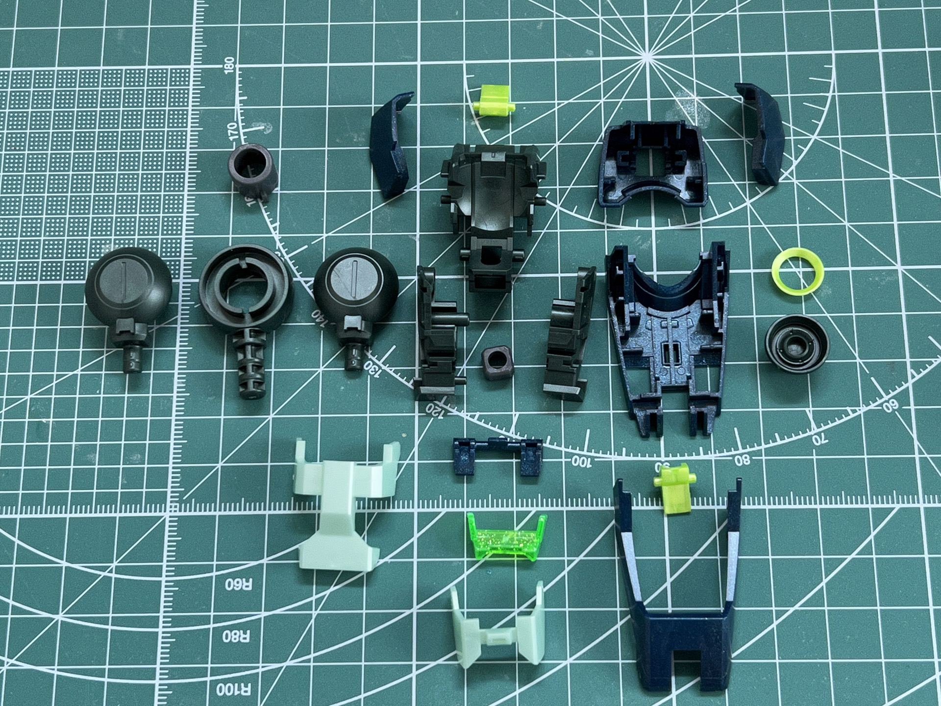 足首回りはサイコフレームやスパイク機構が含まれている