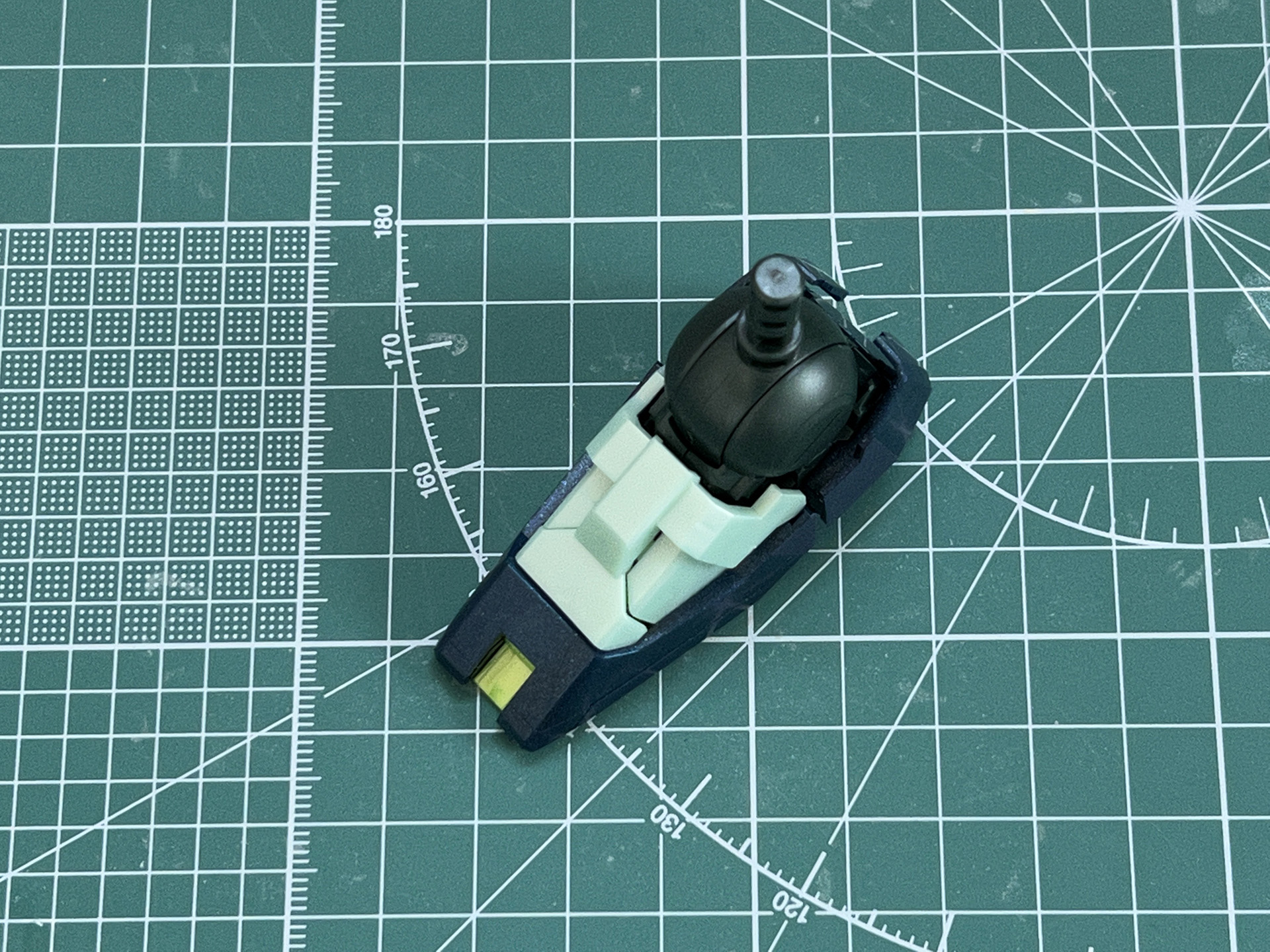 二重関節やサイコフレーム発動時の装甲展開ギミックを含んだ緻密な構成