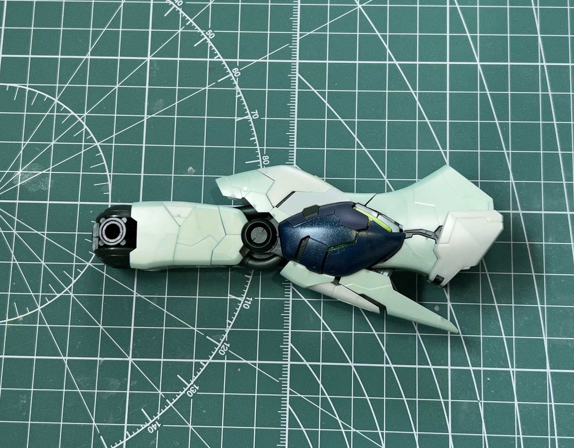 細かなパーツの組み合わせで、メカディテールとなっている