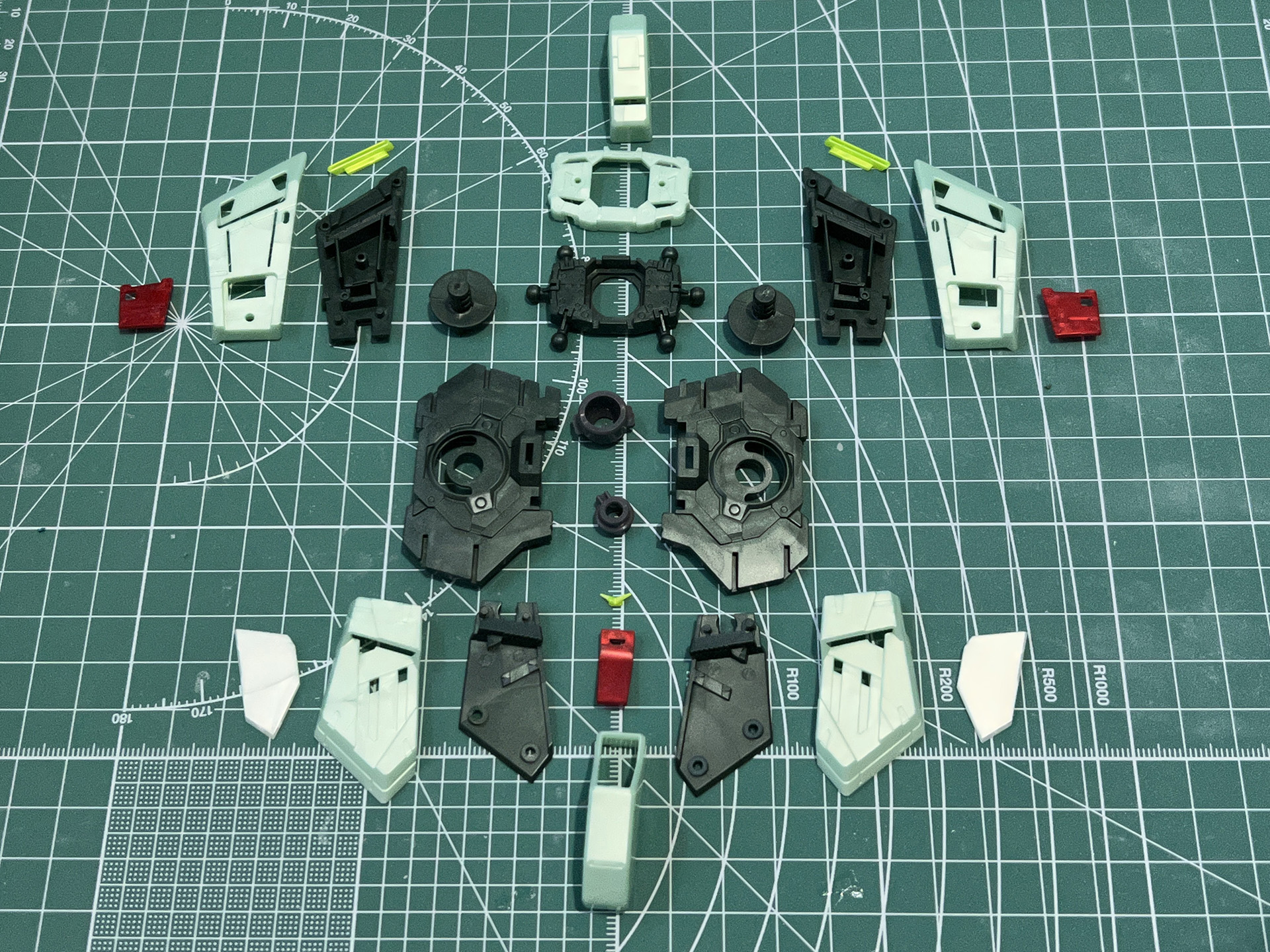 フロントとリアの装甲は積層で厚みのある作り