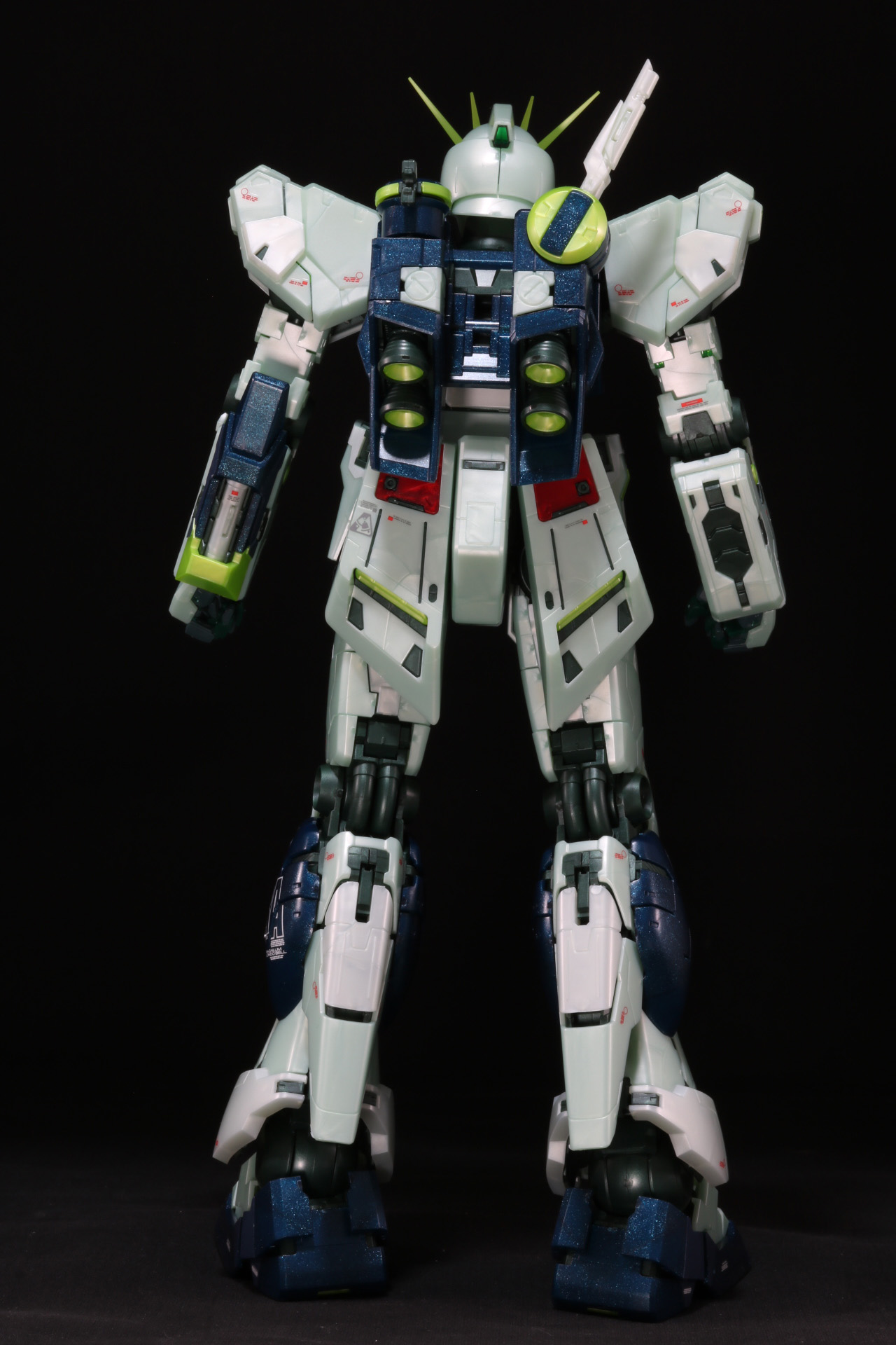 足首回りも大きく安定感ある造形