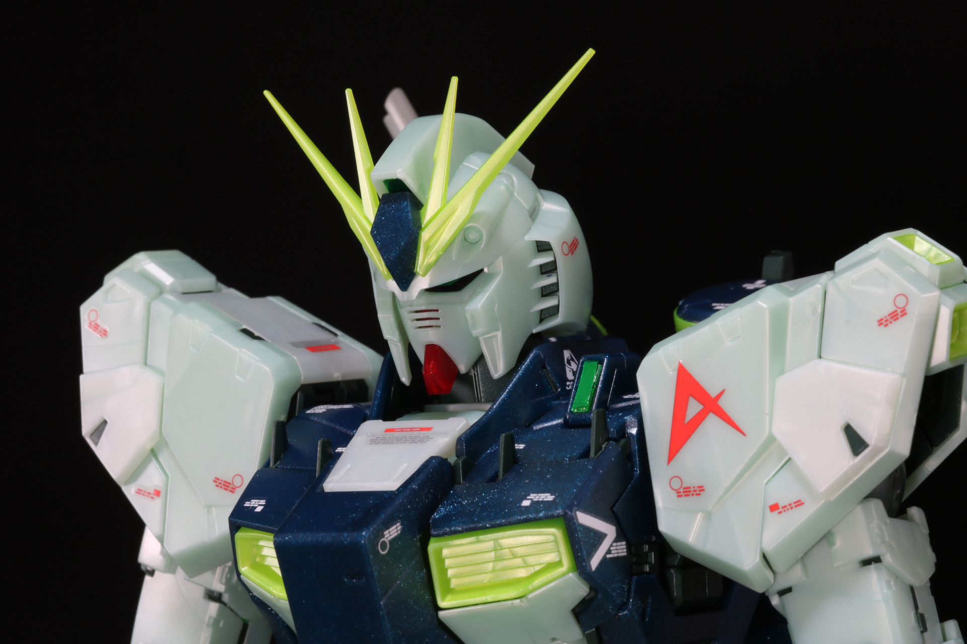 頭部はスリットや劇中で見せた横顔に近い印象となっている