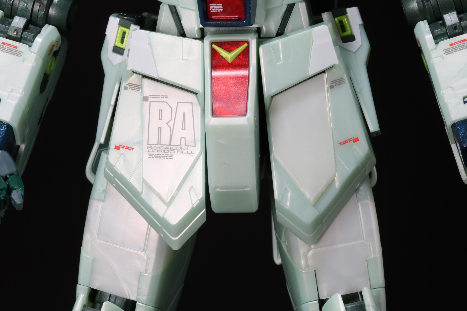 装甲もホワイトとグリーンの入った色で細かな色分けがされている