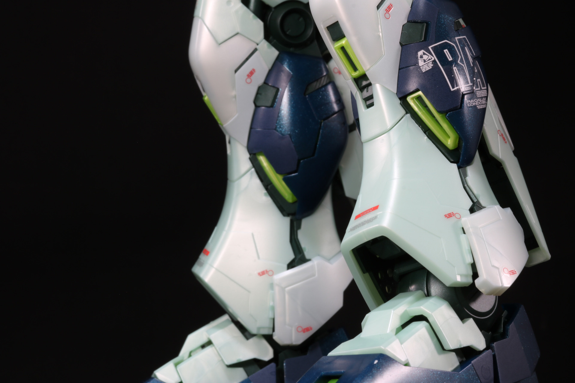 脚部は滑らかなラインを描き、脹脛の厚みのある造形で安定感あるデザイン