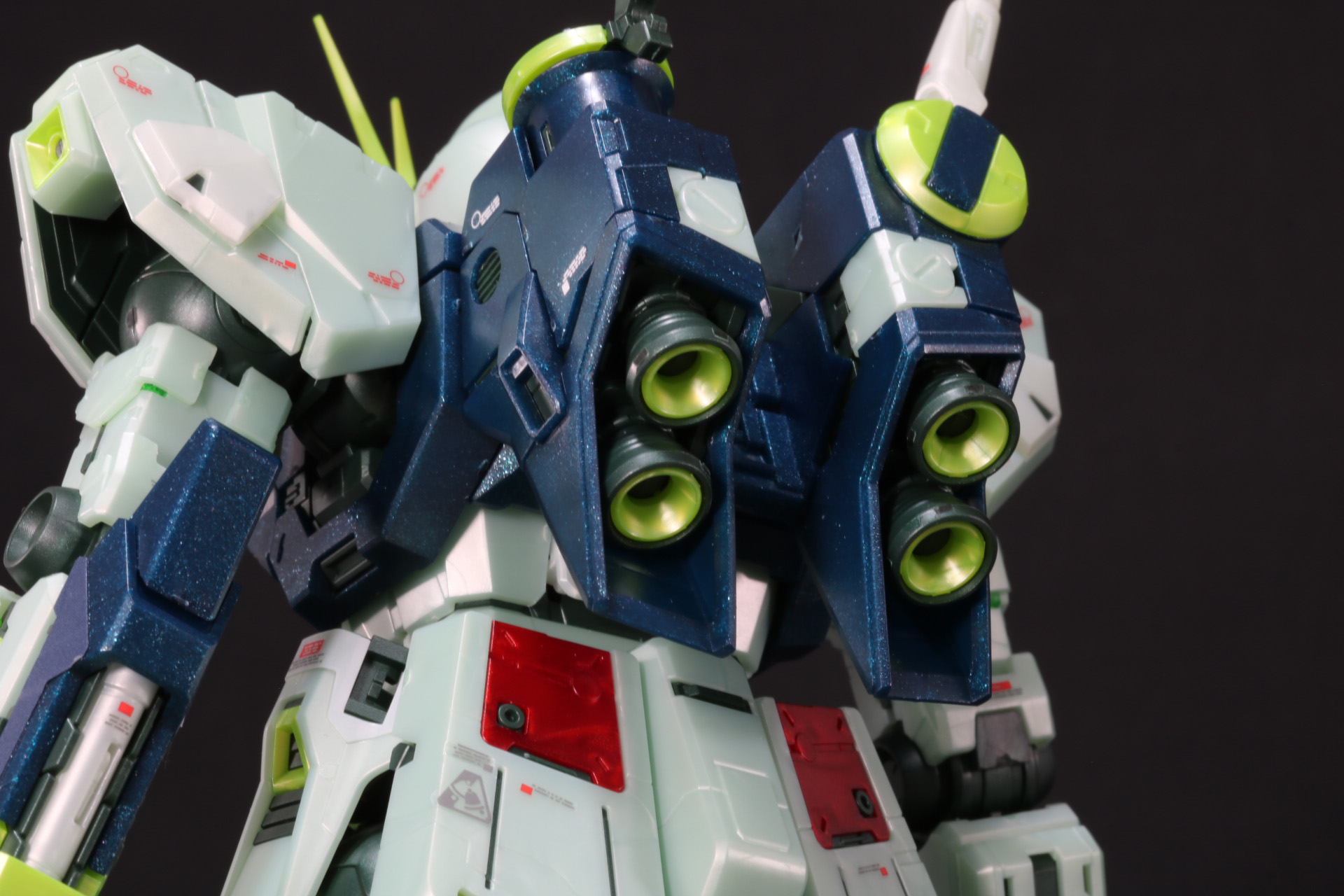 バックパックのノズルは内側に明るいグリーンが入り、リアリティあるノズル口となっている