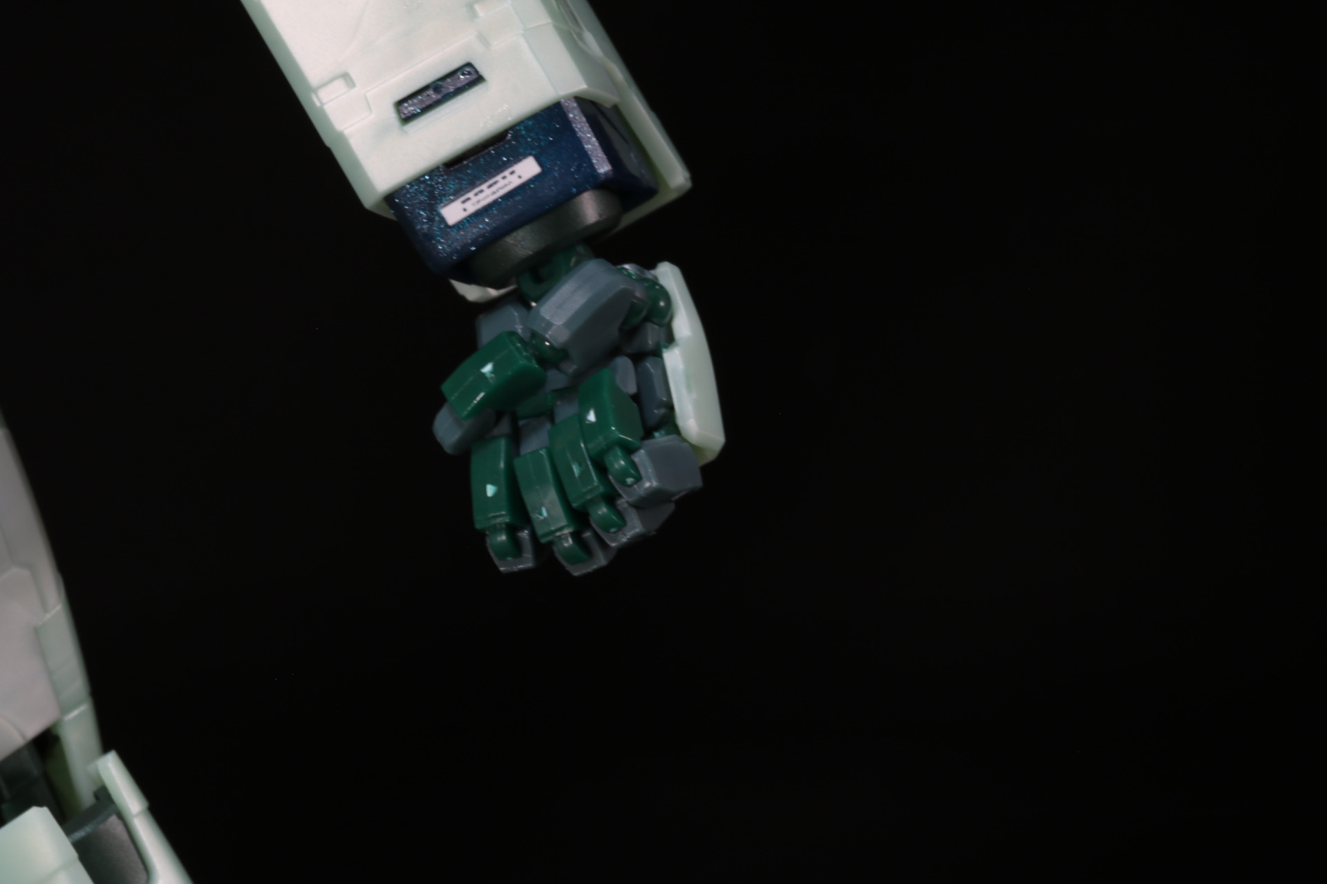 膝関節は曲げた際にシリンダーが動くギミックを搭載