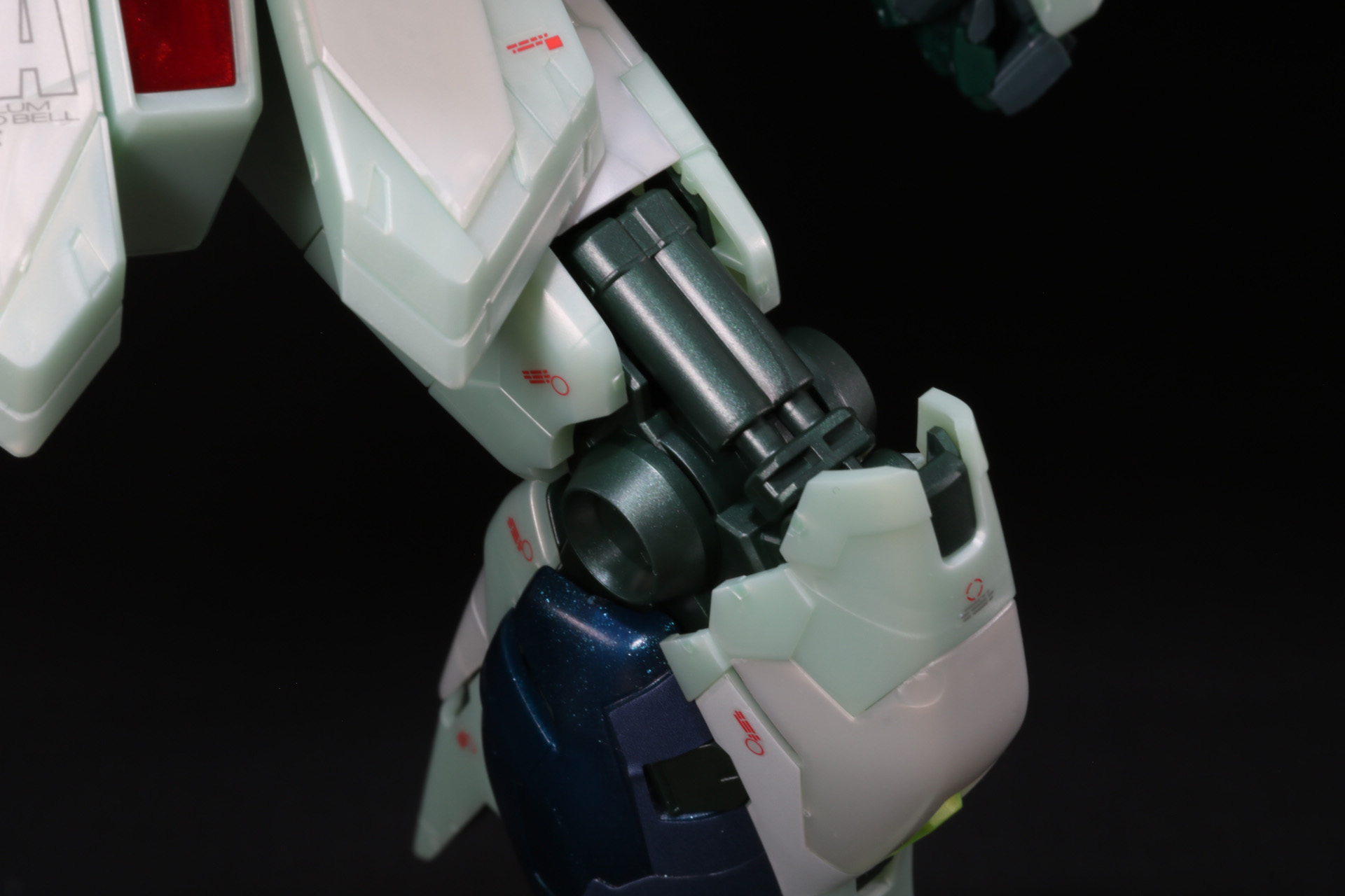 膝関節は曲げた際にシリンダーが動くギミックを搭載