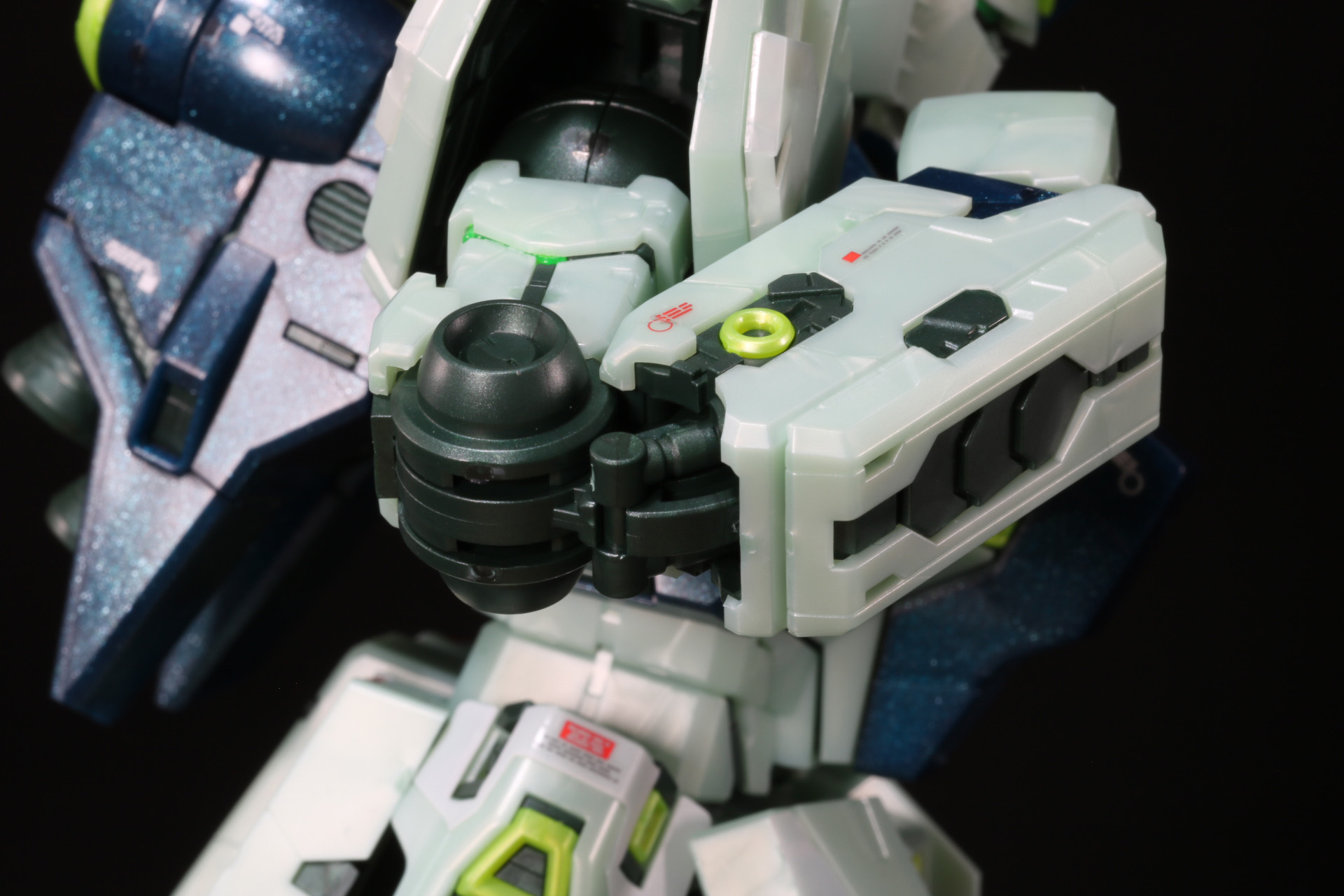 肘関節部も曲げることで露出