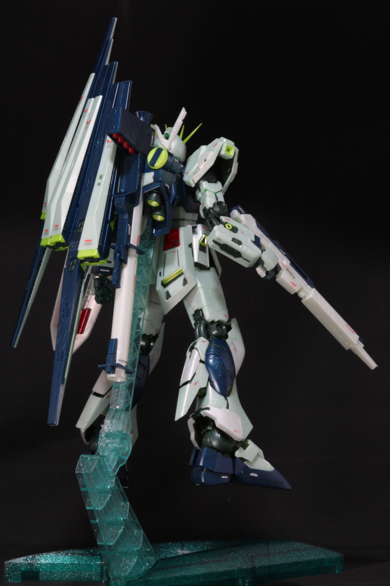 フィン・ファンネルは本体にあるジョイントによって連結できる