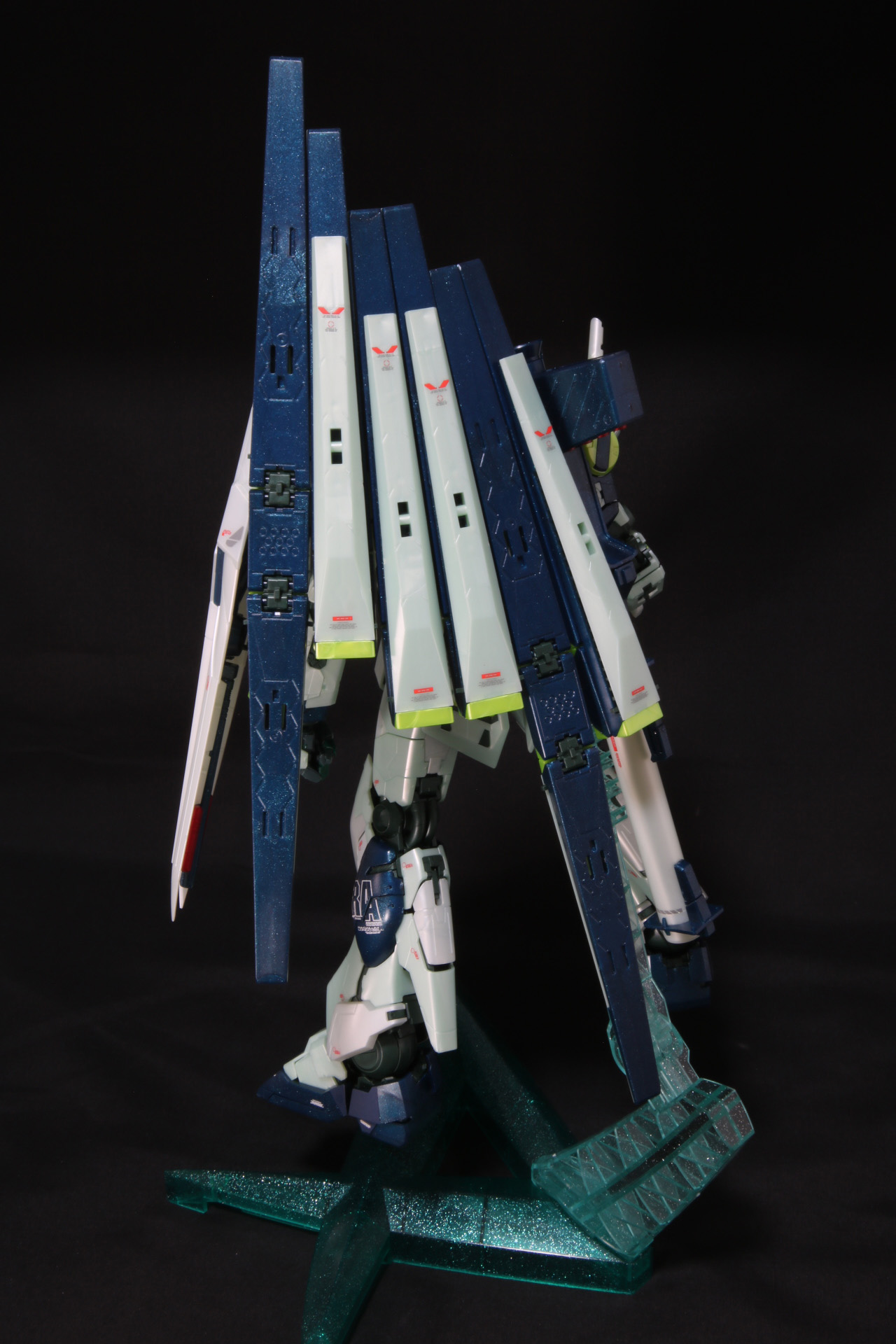 フィン・ファンネルは本体にあるジョイントによって連結できる