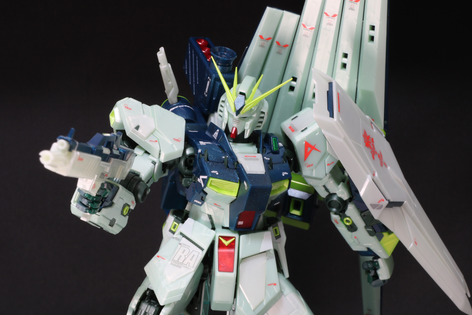 ビーム・ライフルを構えて標的をとらえる