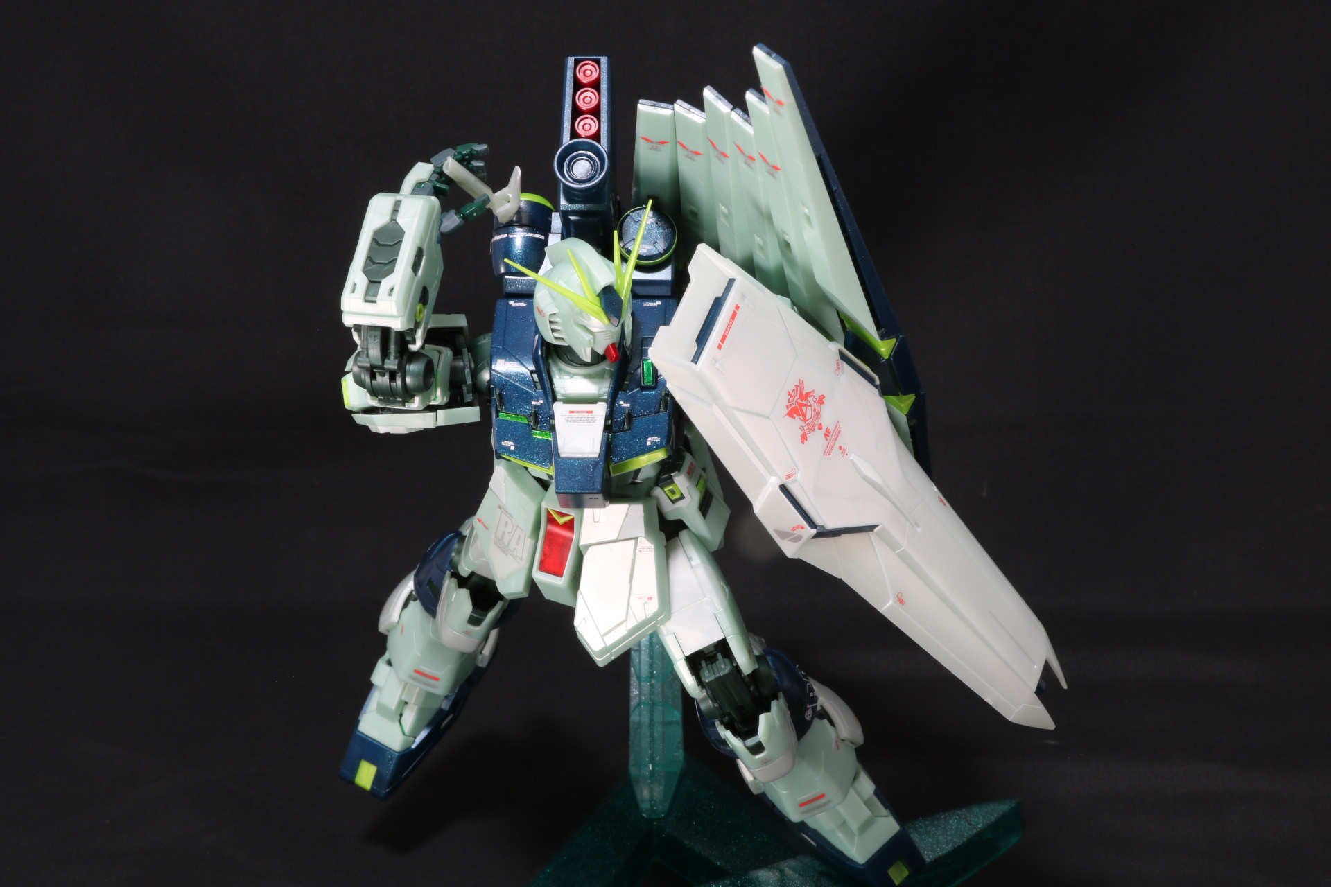 バックパックのビーム・サーベルを抜刀する動きも再現可能