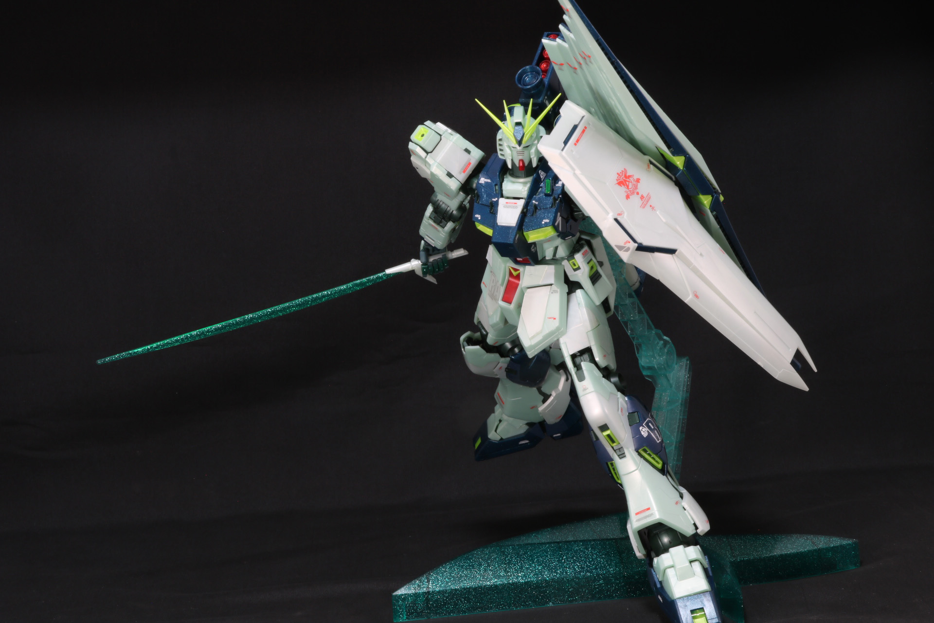 ビーム・サーベルは通常のクリアピンクから、ラメの入ったクリアグリーンの鮮やかな刀身となっている。