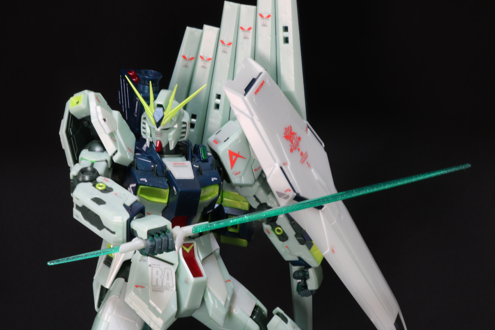 ビーム・サーベルの柄頭から発振する設定も表現できる