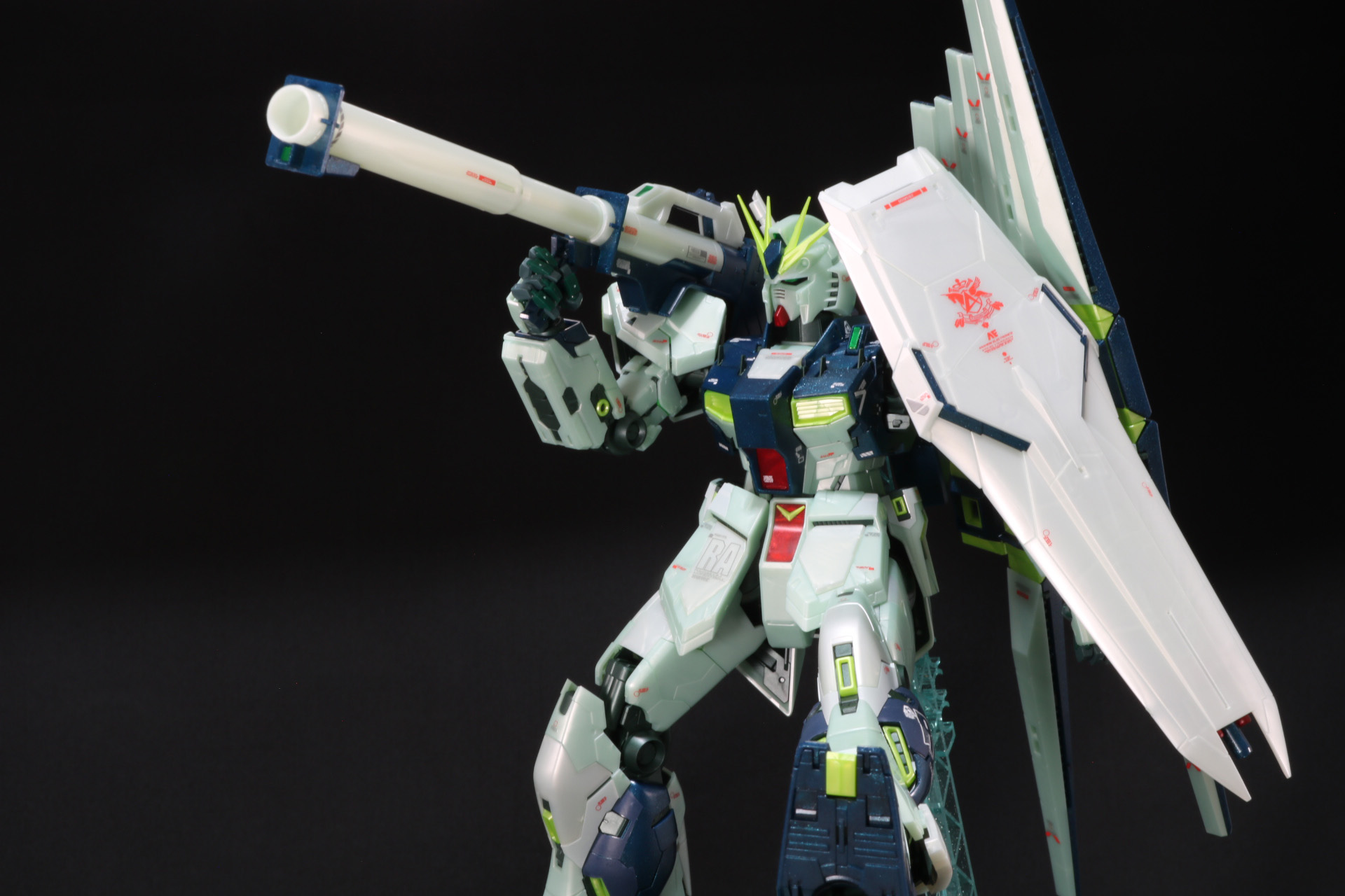 ニュー・ハイパー・バズーカは砲身を伸ばすことでより迫力満点