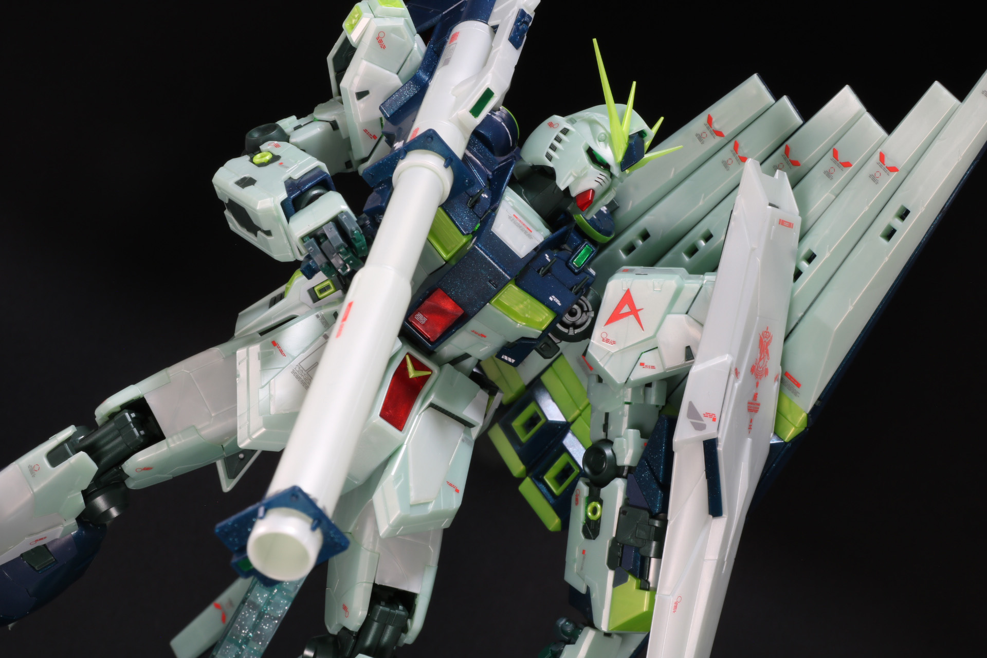 シールドに備わったミサイル、ビームキャノンのアクションもできる