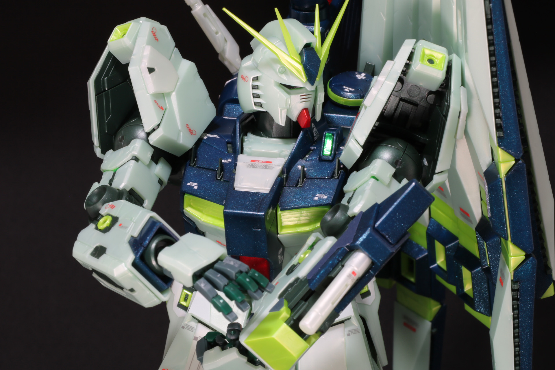 左腕部に備わった予備のビーム・サーベルは取り出しが可能