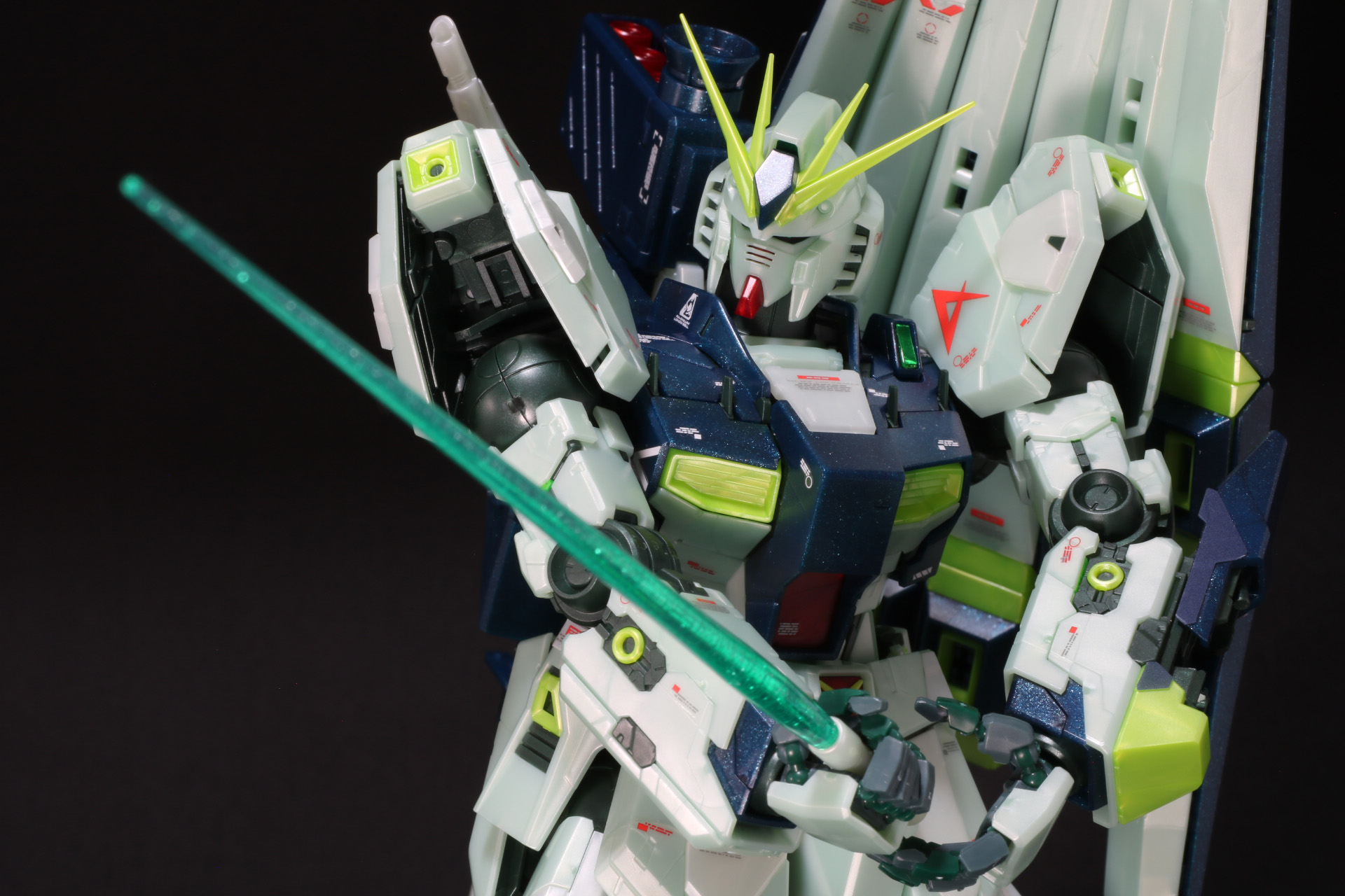 予備のビーム・サーベルは刀身が細く差別化されている