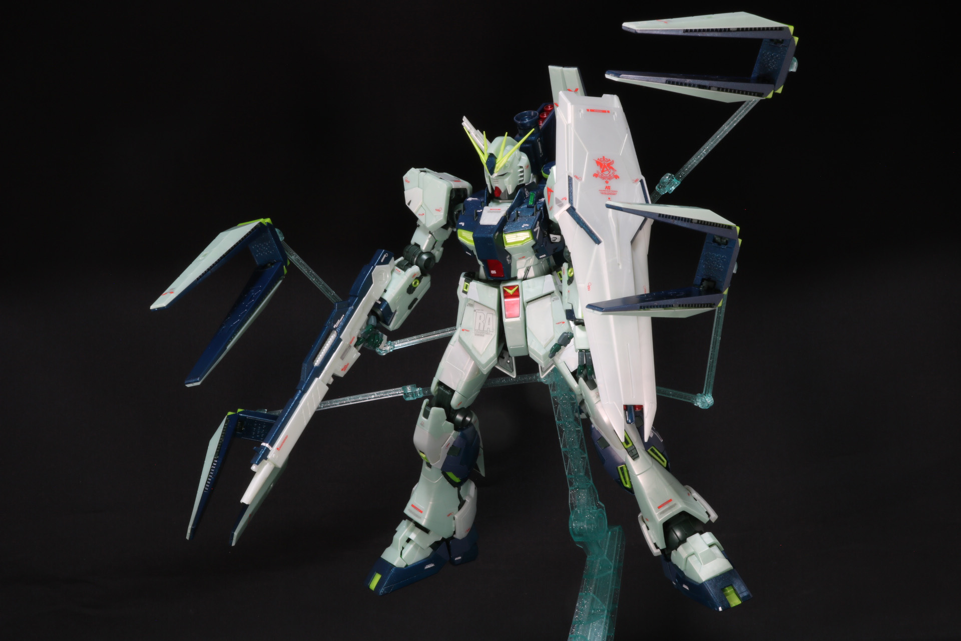 フィン・ファンネルの展開は台座と補助アームで再現