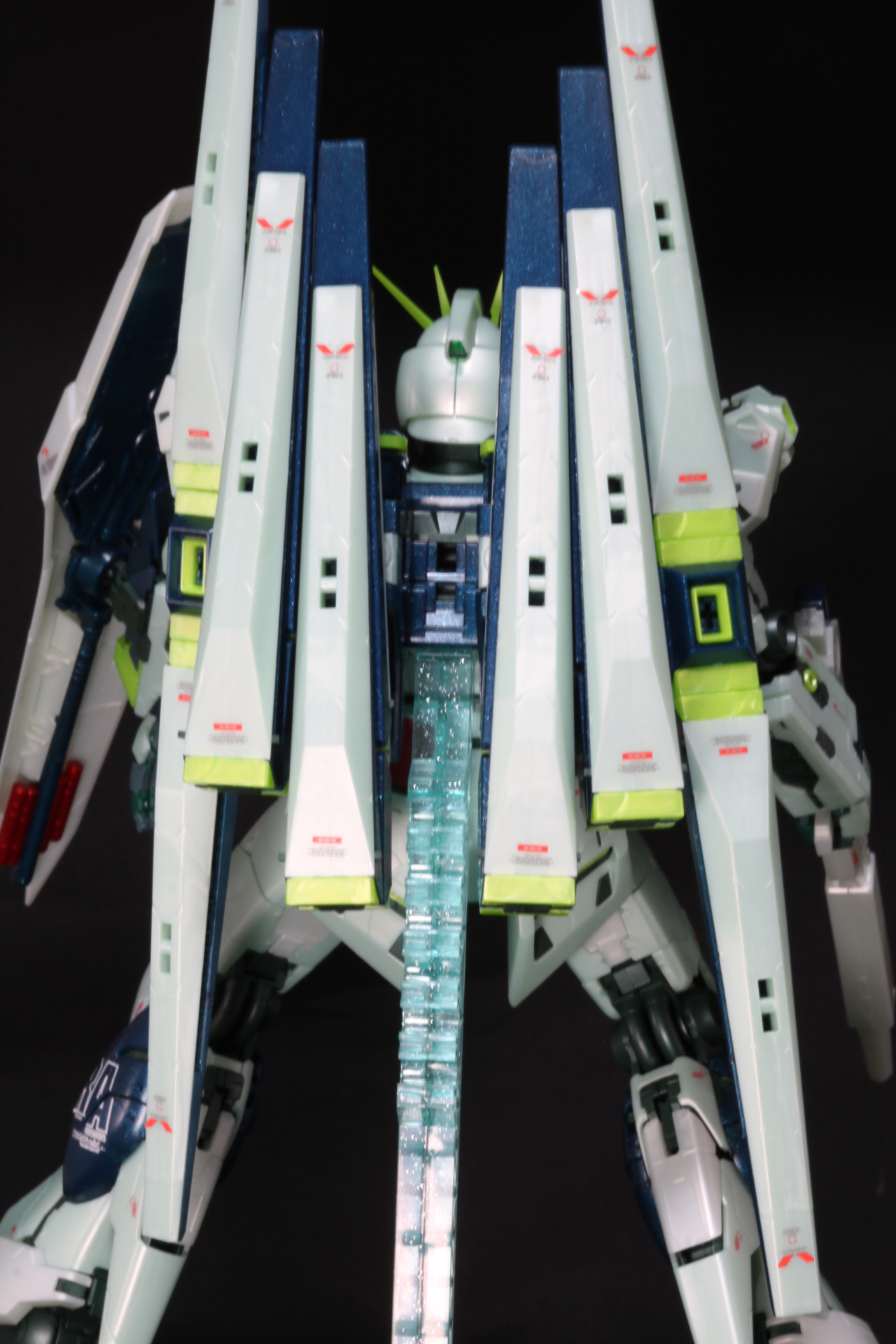 左右対称にフィン・ファンネルを装備