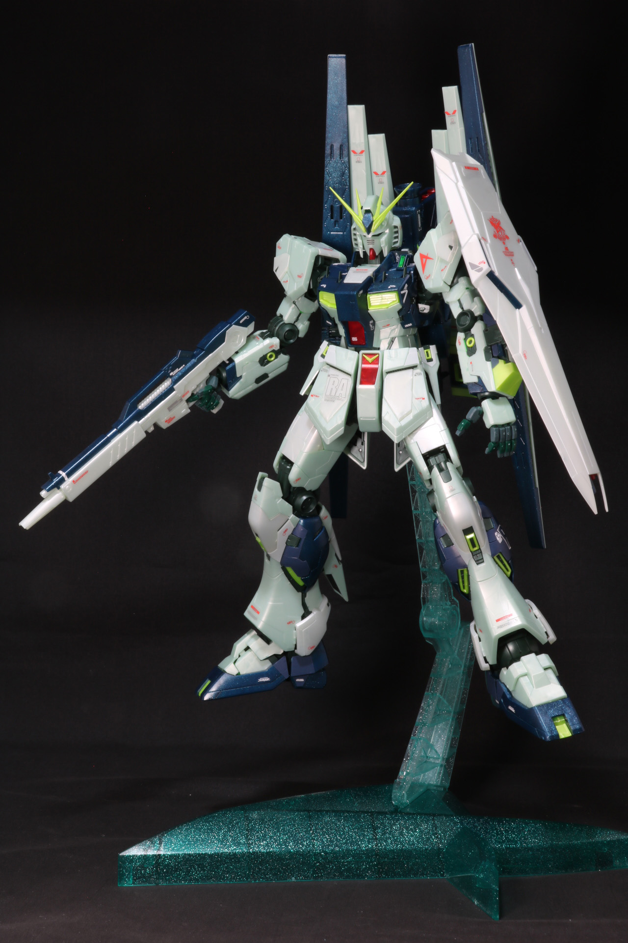 ヒロイックなシルエットで、ノーマル状態とは異なる印象に